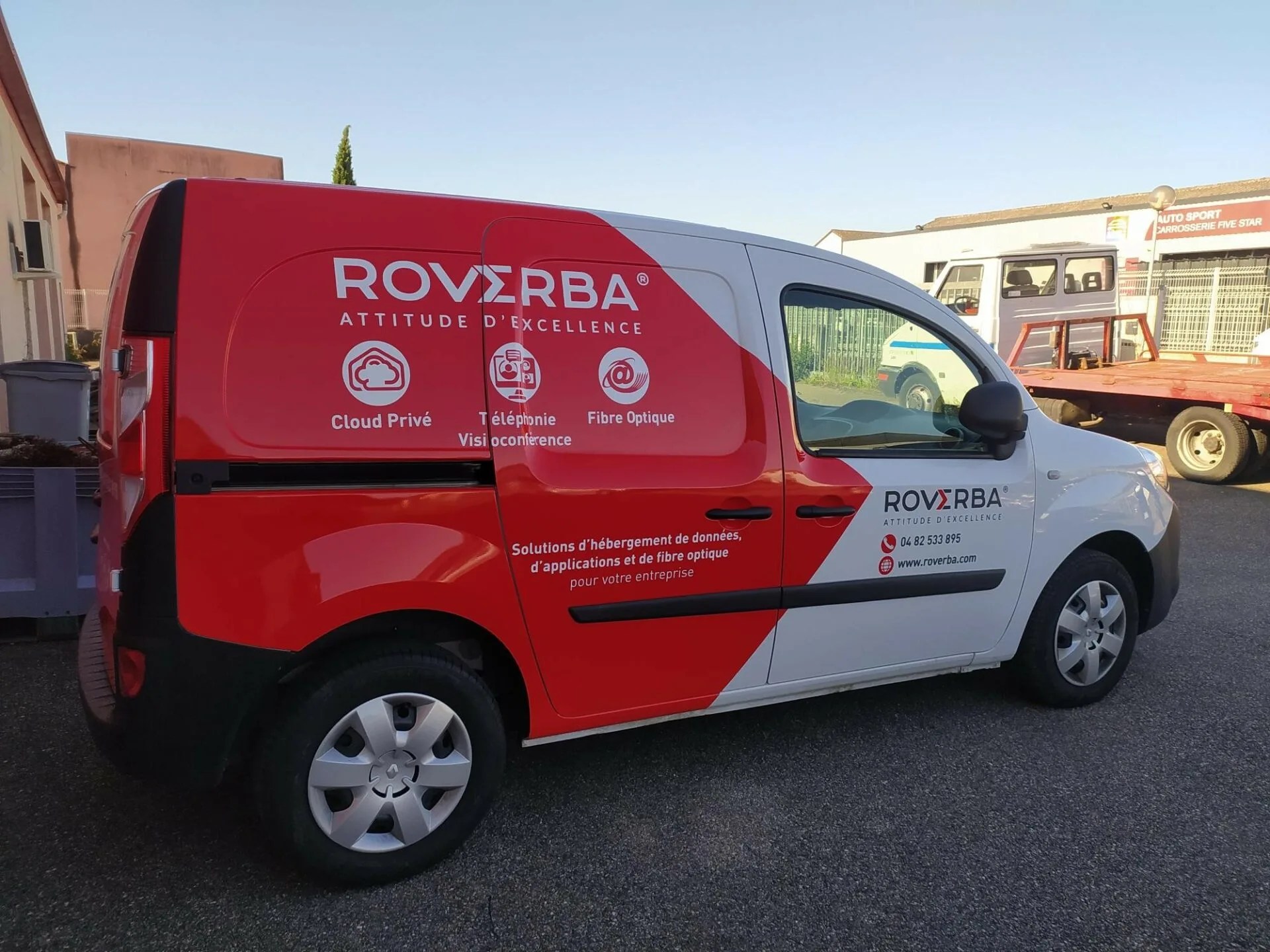 Prestation covering d'un utilitaire de l'entreprise roverba en rouge et blanc