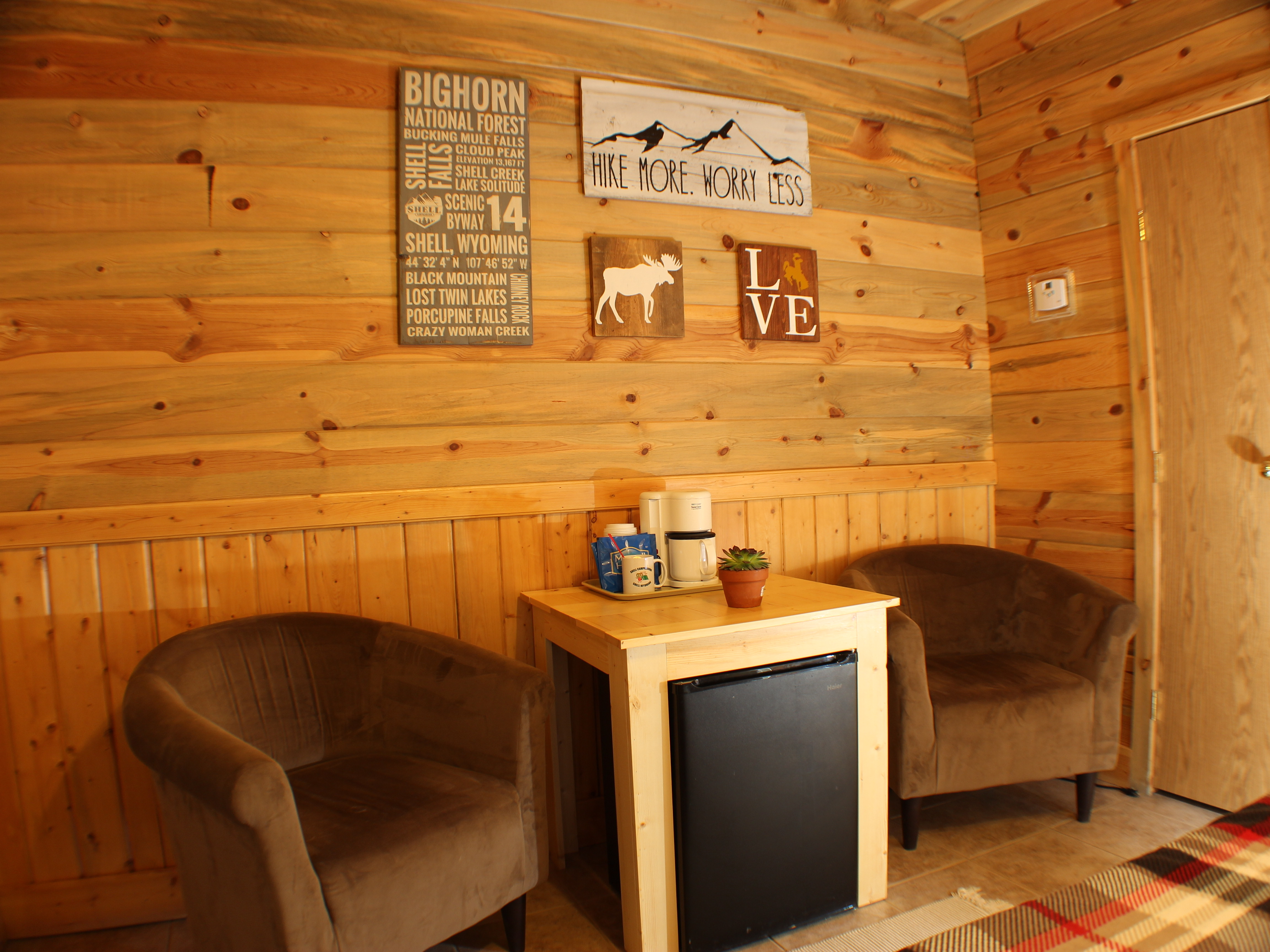 Queen cabin sitting area