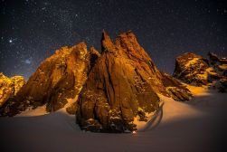 D come Dormire male! Uno dei fil rouge di chi vuole fare questa vita. Va detto che in questa tenda, con Paolino, il Bordons e Jacopo Thomain NON abbiamo dormito perché era troppo freddo, e allora abbiamo scavato una truna appena di fianco. E Bordoni mi sveglia alle 4 dicendo “presto che arriva l'alba sul Grand Capucin, usciamo a fare questa foto”. Era marzo, c'erano circa -25° e l'alba è arrivata 3 ore dopo...