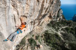 R come il “mio” gruppo, i Ragni di Lecco, gruppo storico dell'alpinismo. Tra le tante cose che facciamo, c'è anche l'operazione pietra del sud. Nella fattispecie con Passini (nella foto), Ratti e altri amici abbiamo chiodato una bellissima falesia sulla Cengia Giradili in Sardegna.