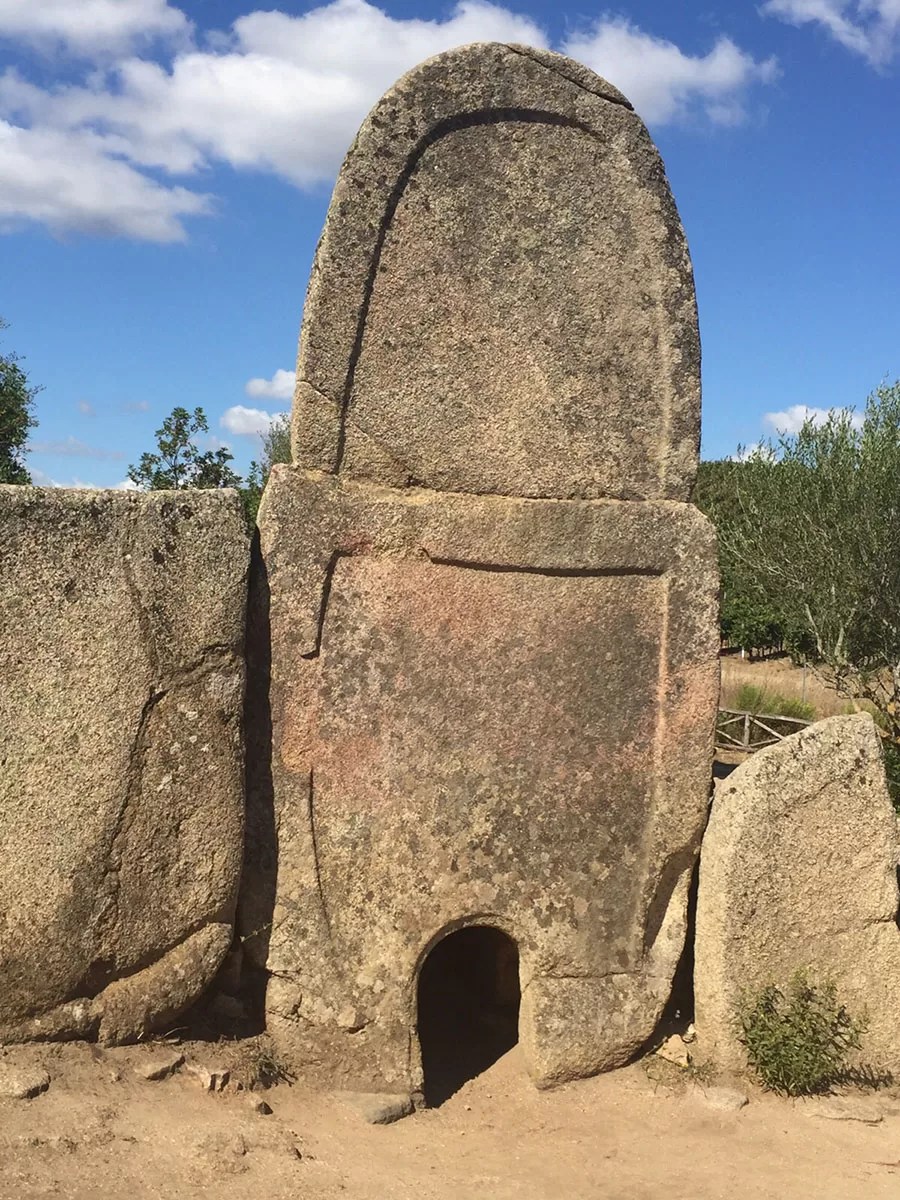 Stele Tomba dei giganti di Coddu ‘Ecchju ad Arzachena. ? Ge.Se.Co. Arzachena Surl