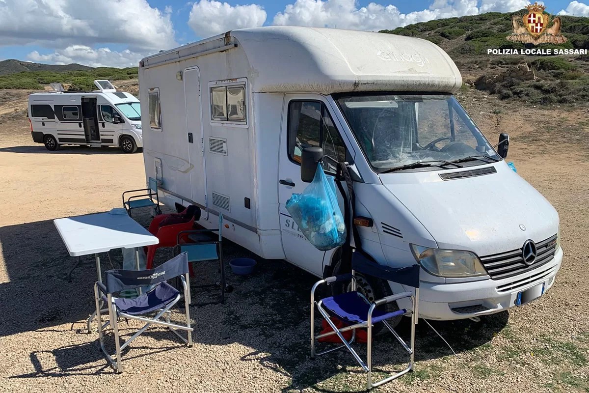 Campeggio abusivo sulle rocce di Porto Palmas
