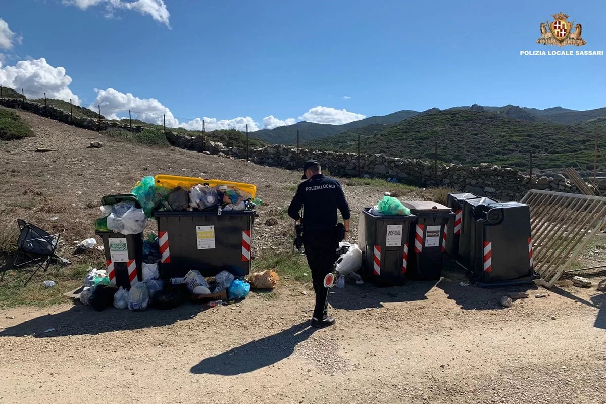 Campeggio abusivo sulle rocce di Porto Palmas