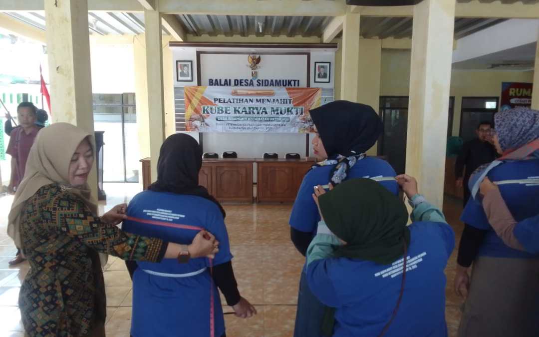 Pelatihan Menjahit KUBE Karya Mukti Sidamukti Resmi Dimulai