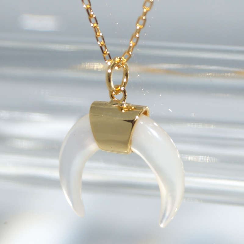 RI01093þSAUTOIR CROISSANT NACRE DORE