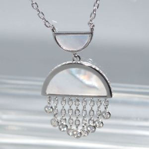 RI01097þCOLLIER DEMI CERCLE NACRE