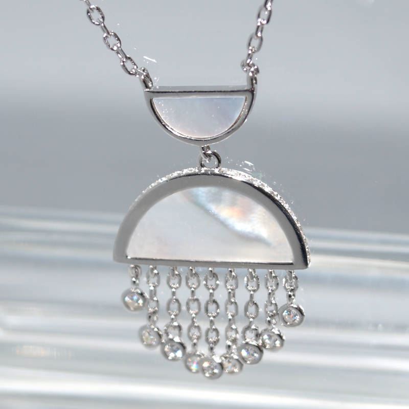 RI01097þCOLLIER DEMI CERCLE NACRE