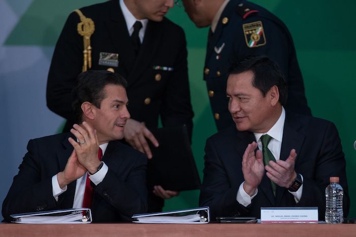 Enrique Peña Nieto, entonces Presidente de México, y Miguel Ángel Osorio Chong, su Secretario de Gobernación, en 2017.