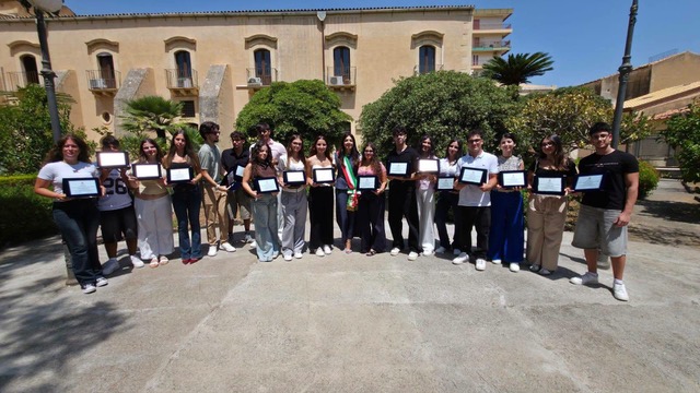 Avola premia le sue eccellenze, il sindaco Cannata celebra gli studenti diplomati con 100 e lode