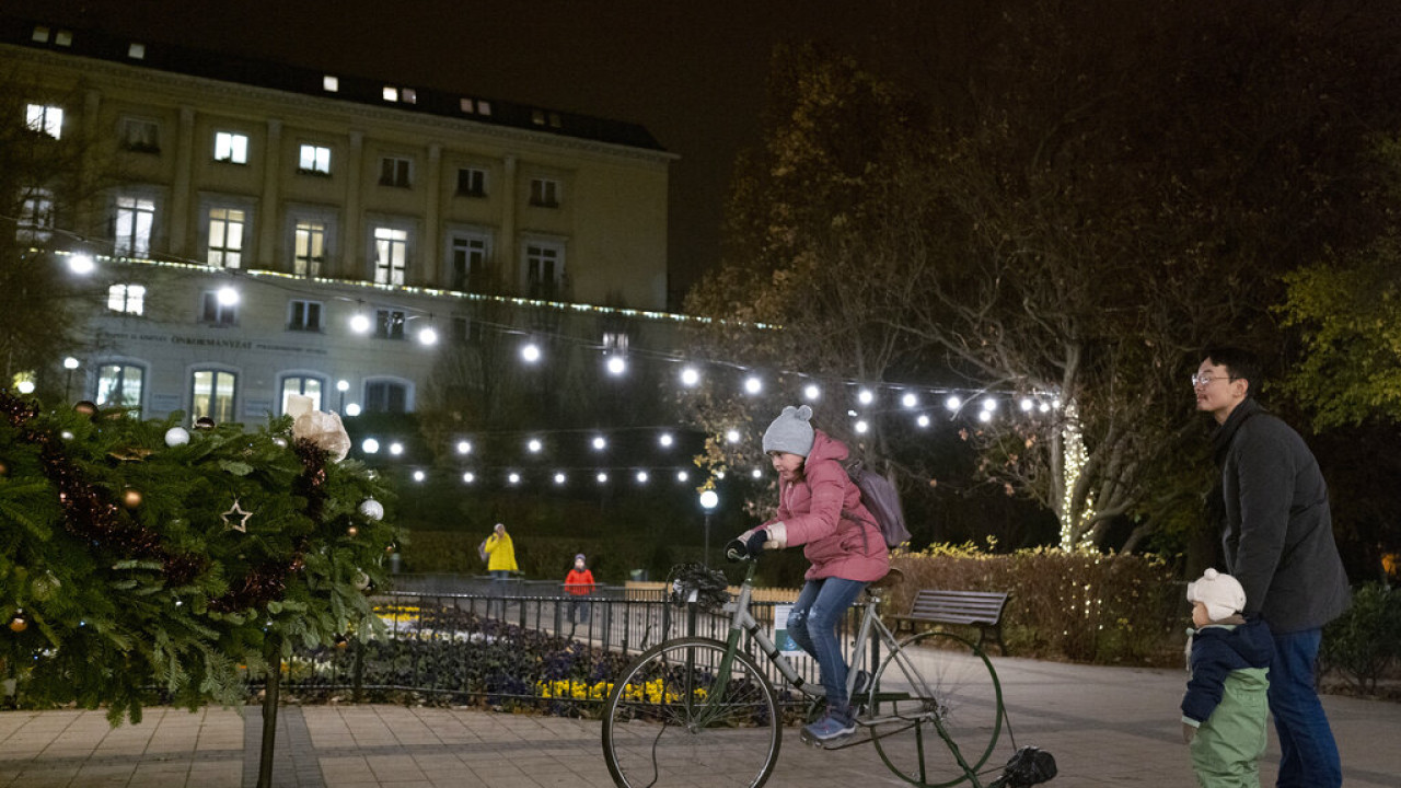 Budapest’s Christmas tree only lights up when citizens are… cycling – Watch video