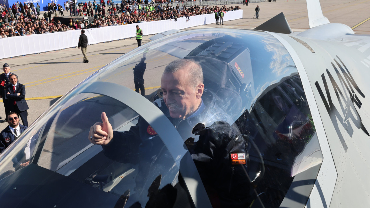 Erdogan presented the Turkish 5th generation fighter: He climbed into the cockpit and “baptized” it… KAAN – Watch video