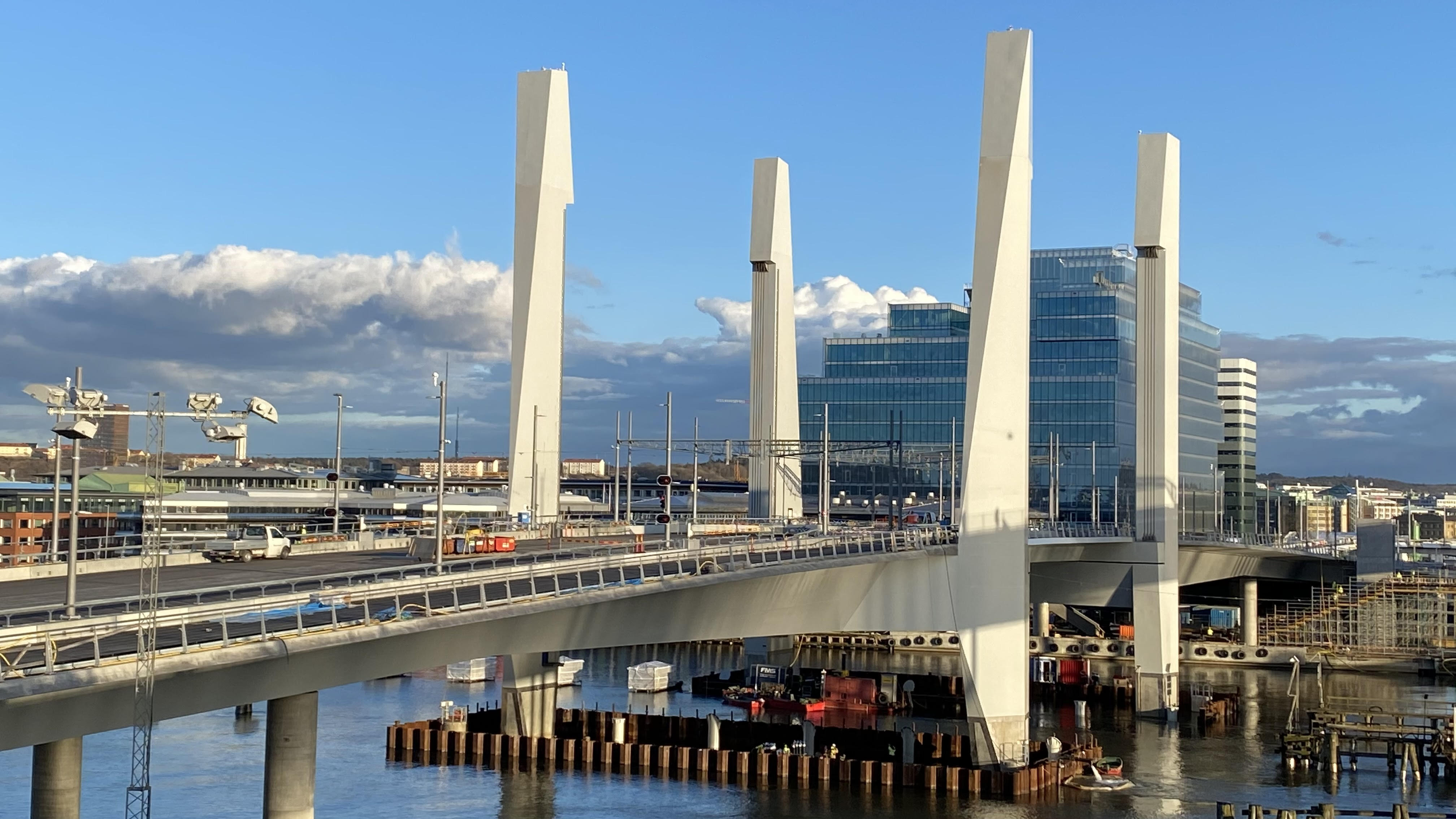 Det är dags för spårvagnarna att trafikera hisingsbron. Hisingsbron Goteborg Skanska Se