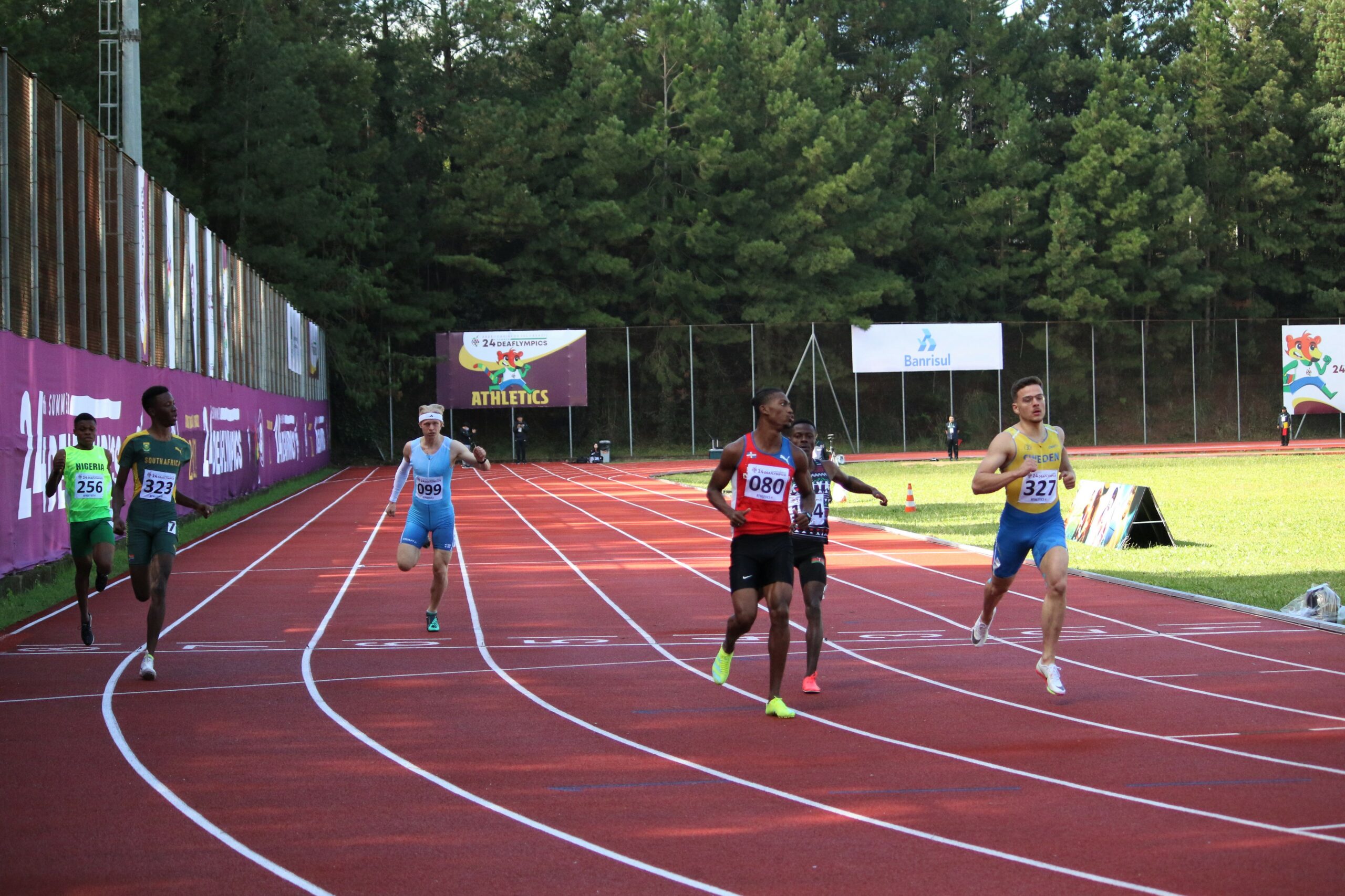 Read more about the article Santeri Tanner jatkoon puolivälieriin 200 metrissä!