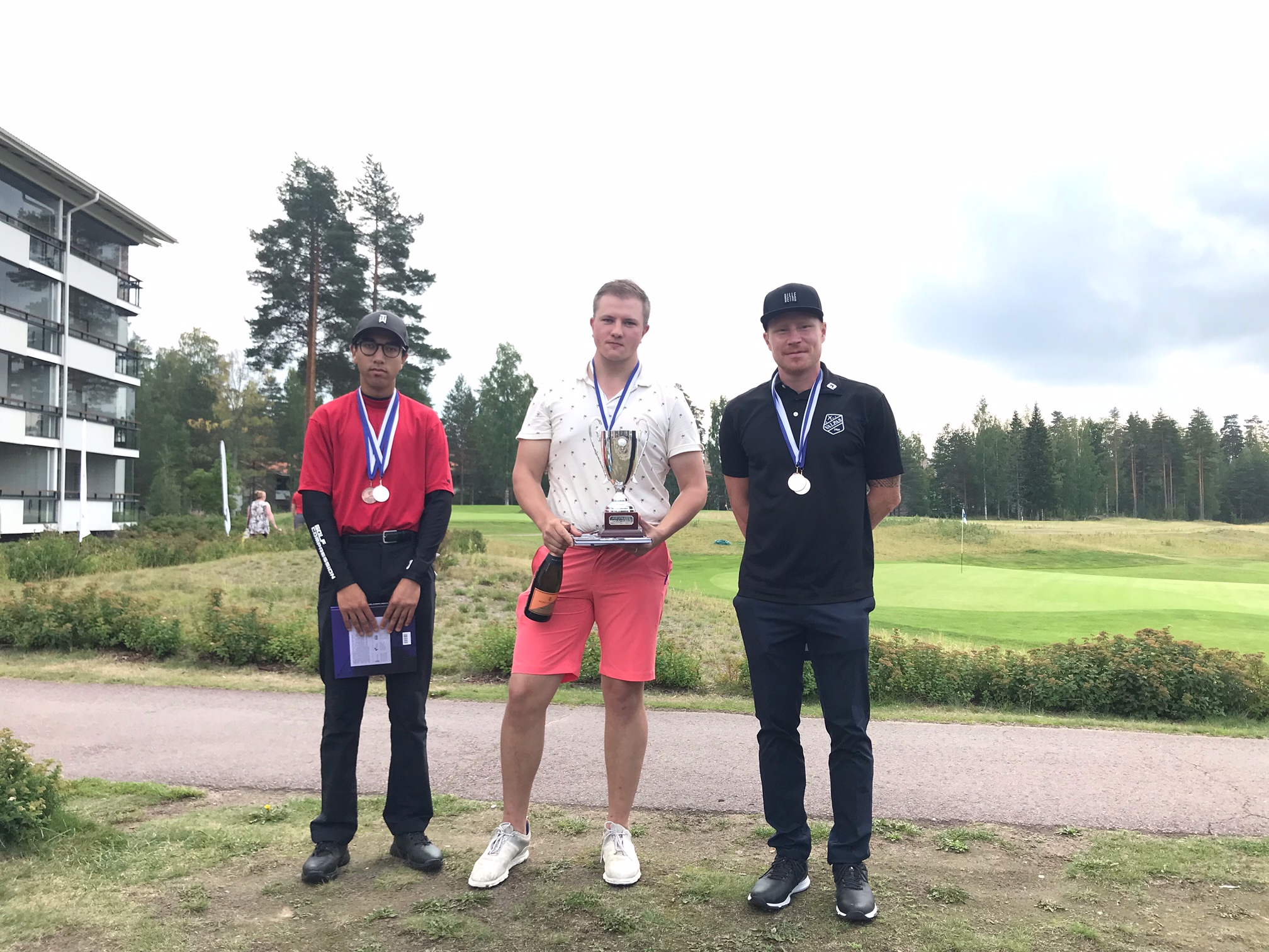 Read more about the article Kuurojen golfin mestaruuspokaali lähti Wariksen matkaan