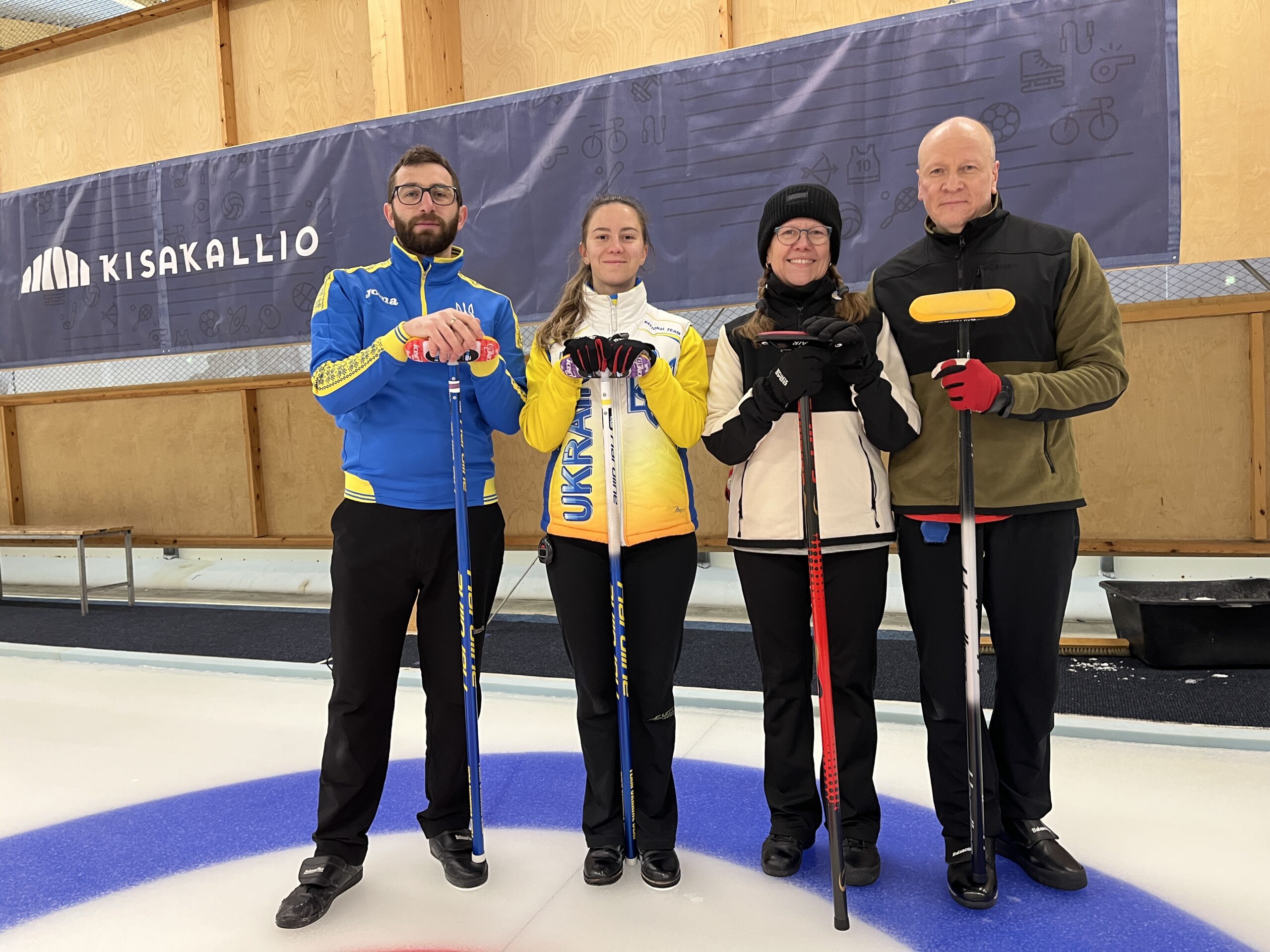 Read more about the article Suomalaiset pääsivät mittelemään taitojaan ukrainalaisia vastaan curlingissa 