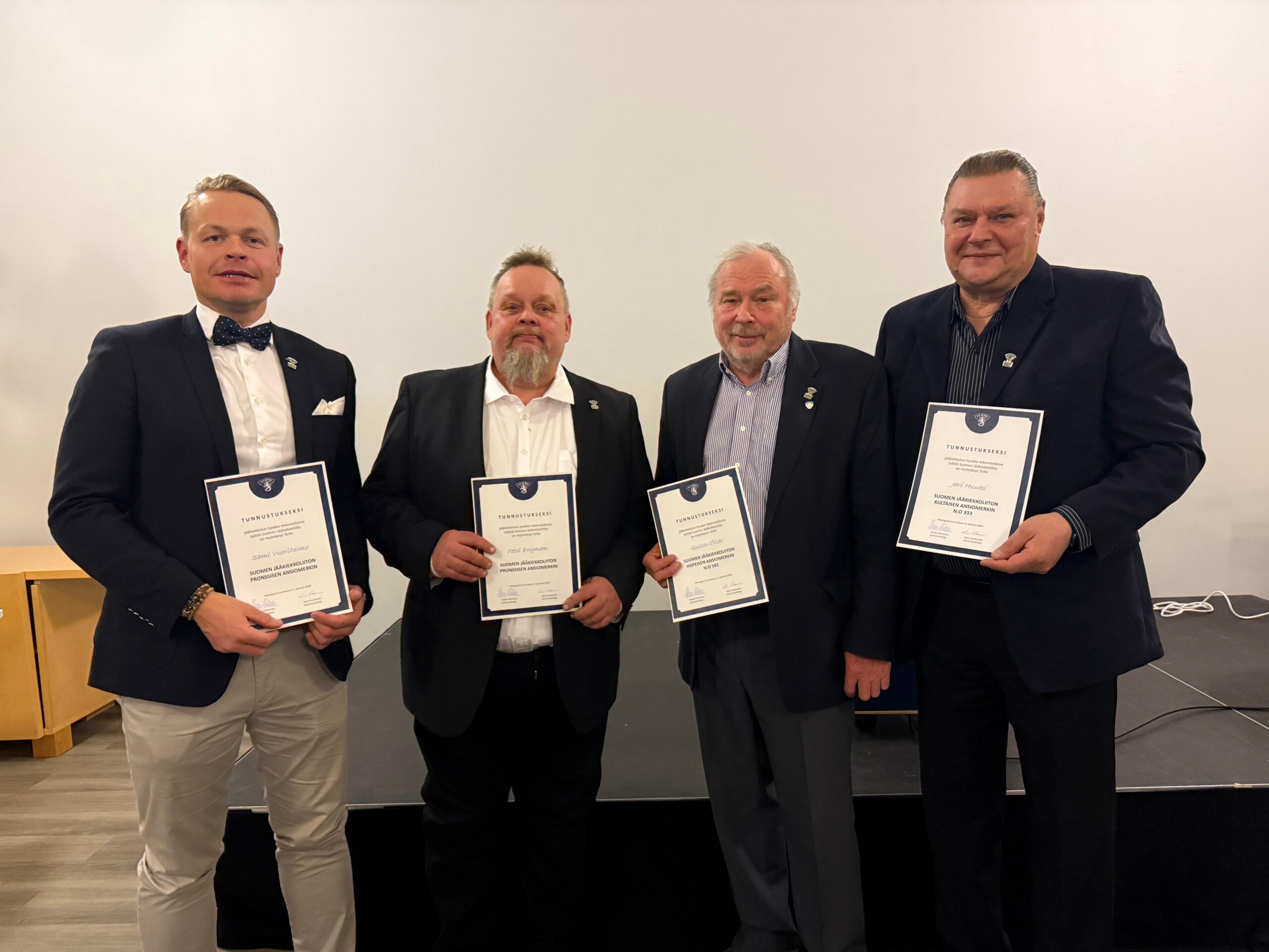 Read more about the article Deaf Lions jääkiekkomaajoukkue juhlisti 30-vuotistaivalta jääleirin yhteydessä