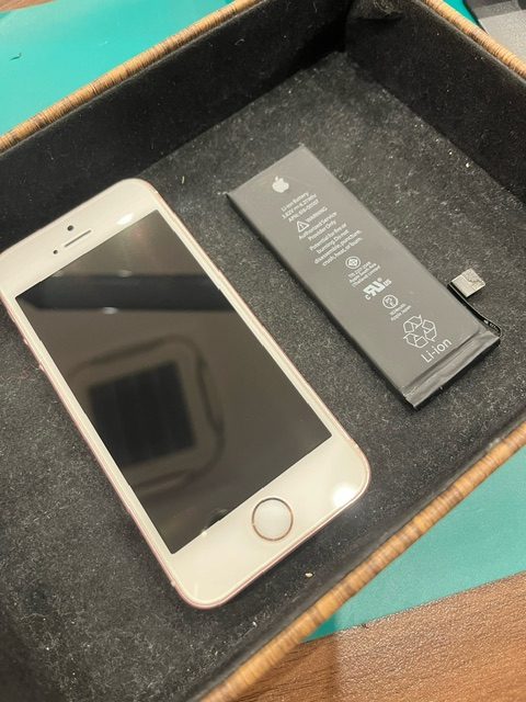 iPhoneSEバッテリー交換【堺市よりお越しのお客様】