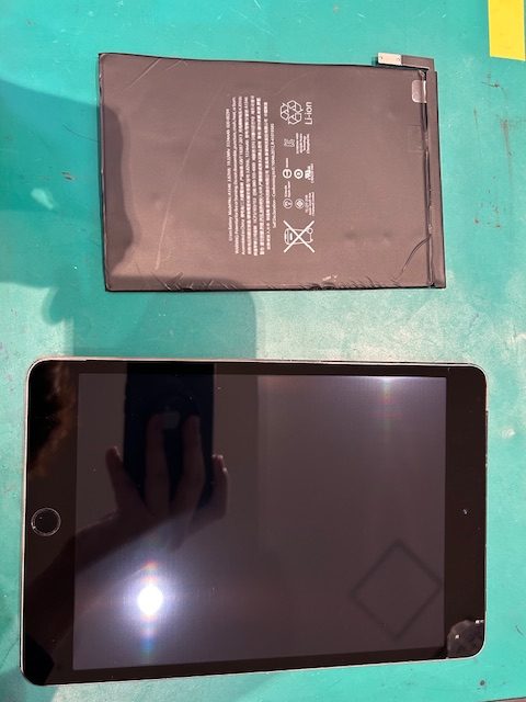 【スマートクールららぽーと堺店】iPadmini4　バッテリー交換修理　【堺市からご来店】