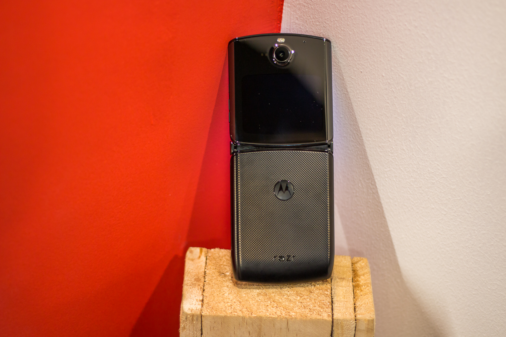 Moto Razr Unboxing and First Impressions - Smartprix.com