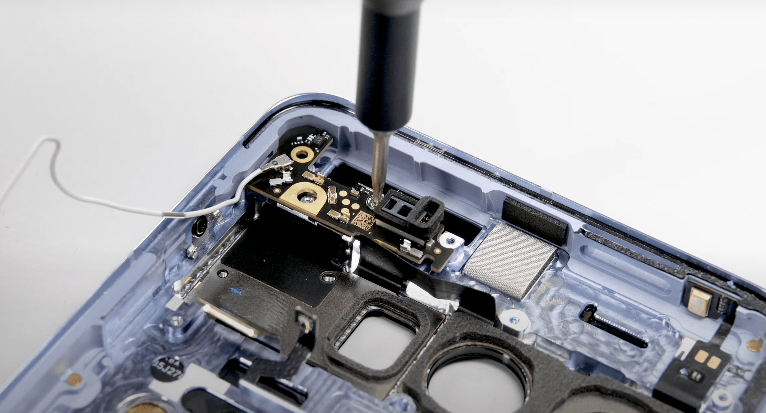 Google Pixel 8 teardown