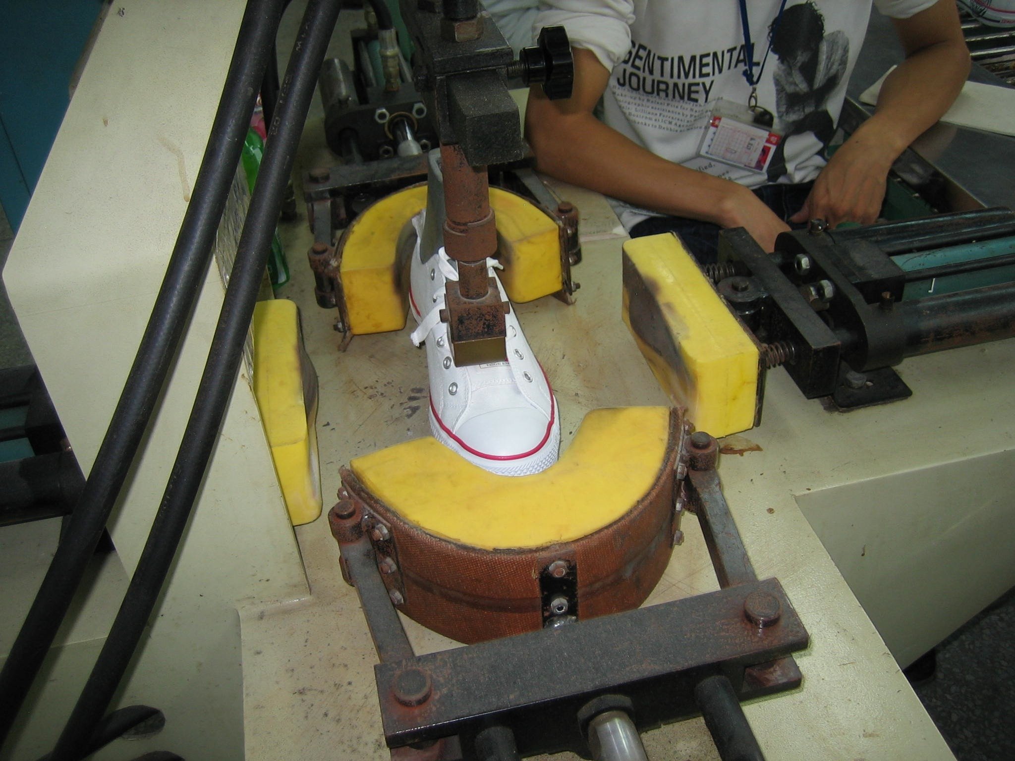 Cómo se fabrican las zapatillas Converse All Stars: proceso de vulcanizado  - How Shoes are Made: The Sneaker Factory