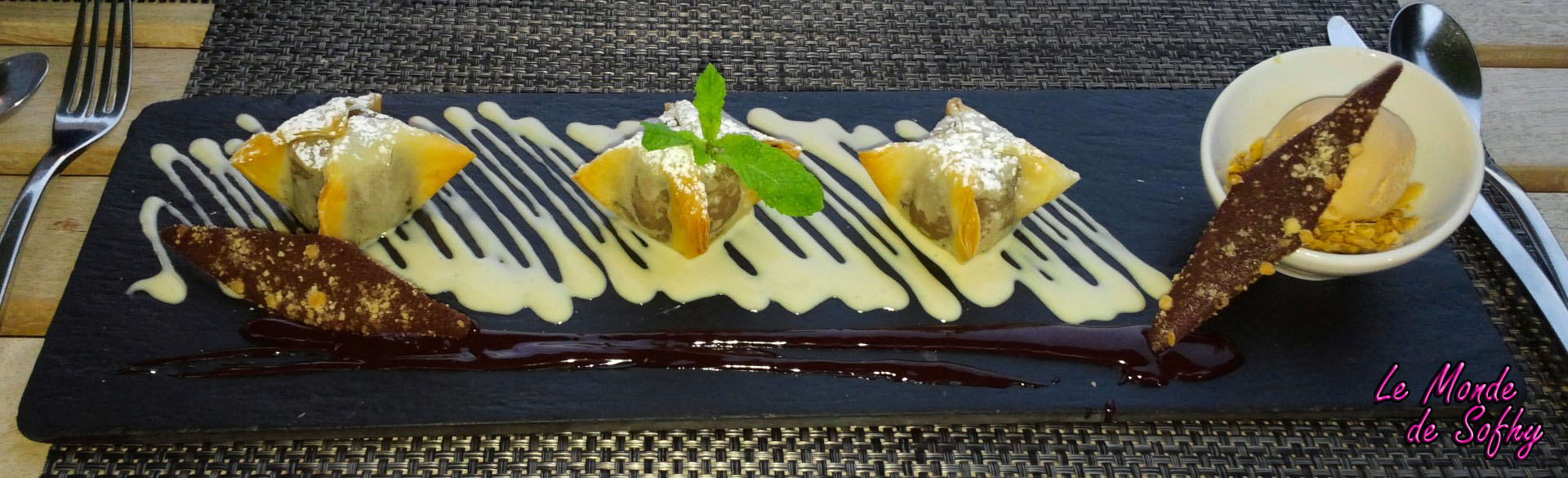 Croustillant banane chocolat, glace à la confiture de lait, crème à la vanille