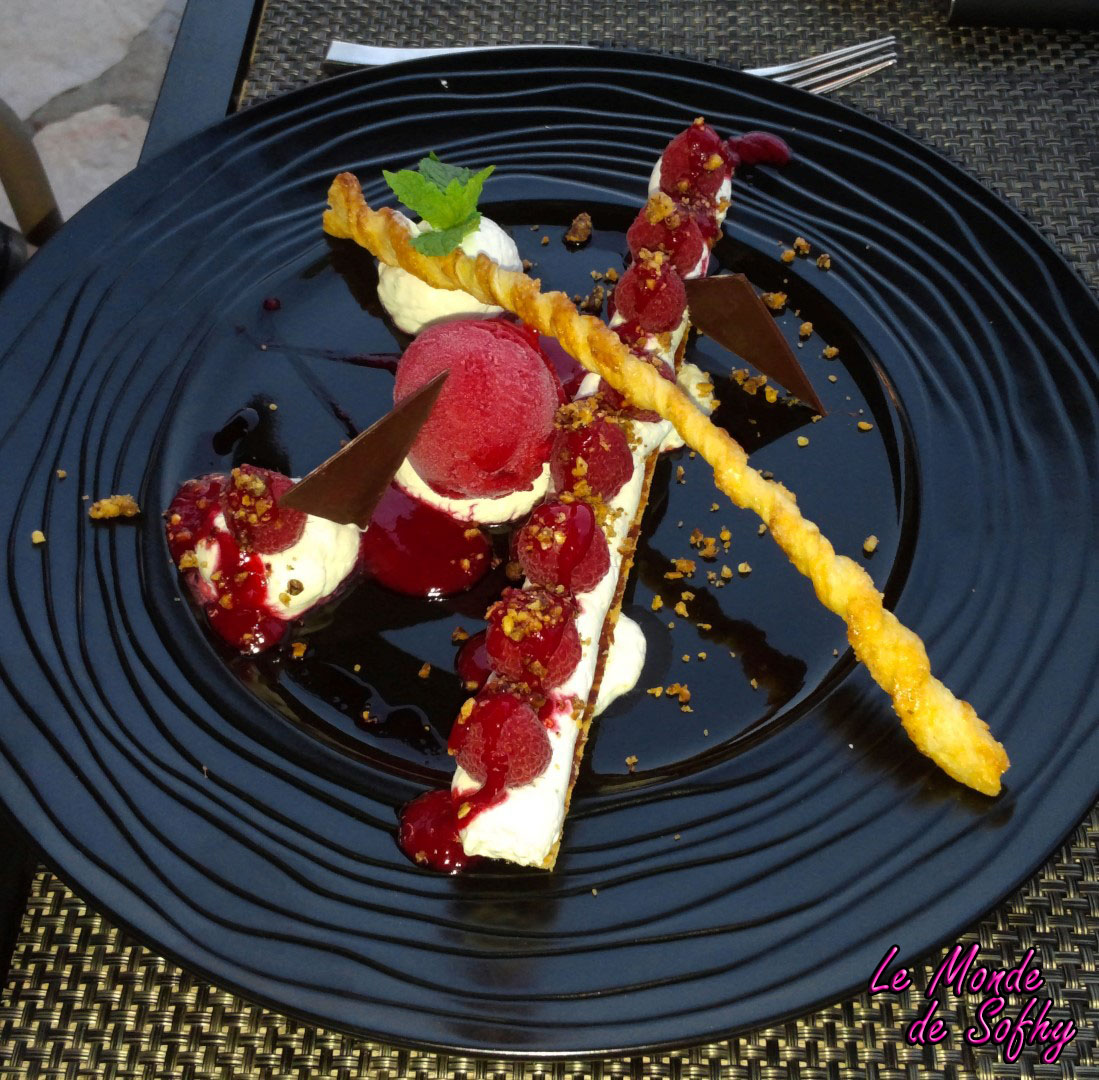 Croquant de framboises, crème yuzu, sorbet framboise