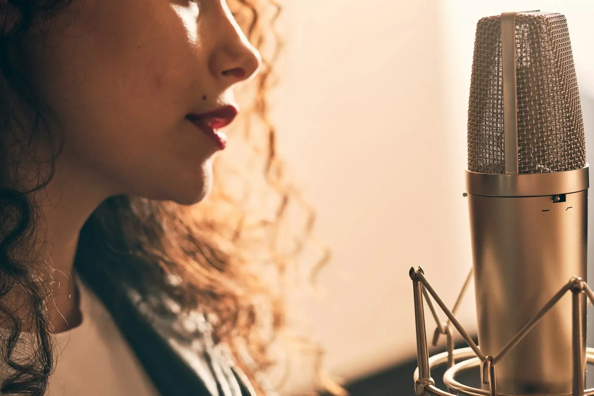 Rewire Your Voice. Learn so sing, expand your range, and increase the power of your voice.