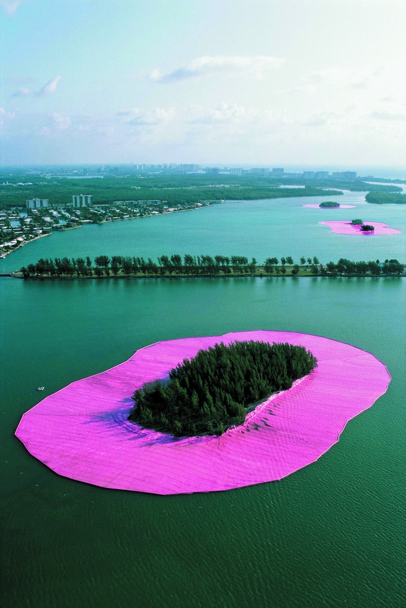 Forming a roughly triangular body with an area of about 86,000 square miles (223,000 square km), it is bounded on the east by the west coast of france and on the south by the north coast of spain. Christo's Running Fence 40 Years Later: Photos, Stories