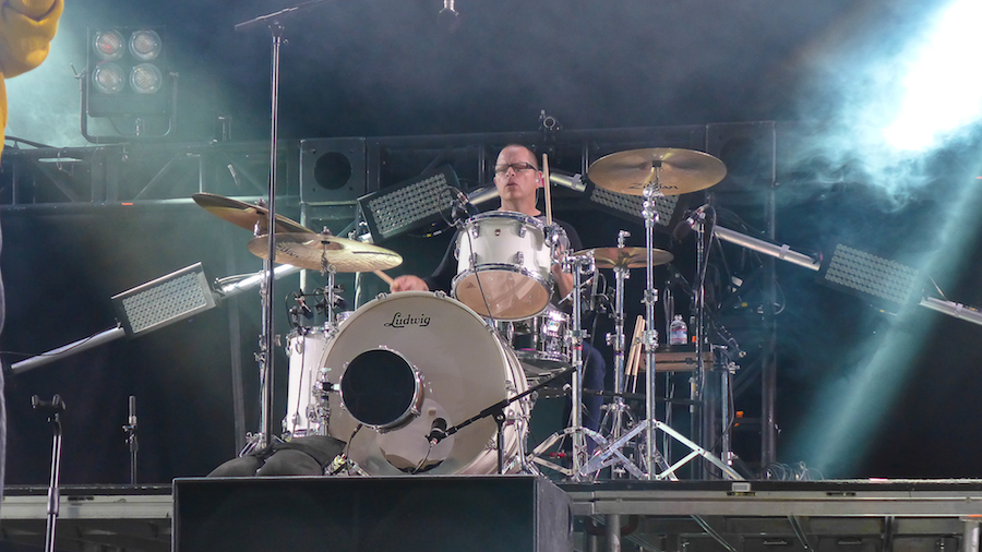 Antes de eso, la banda tocó en el aniversario número 20 del concierto anual de kroq weenie roast, que tubo lugar en el anfiteatro verizon wireless en irvine, california, el 5 de mayo de 2012. AsÃ­ vivimos el 'Weenie Roast 2016'