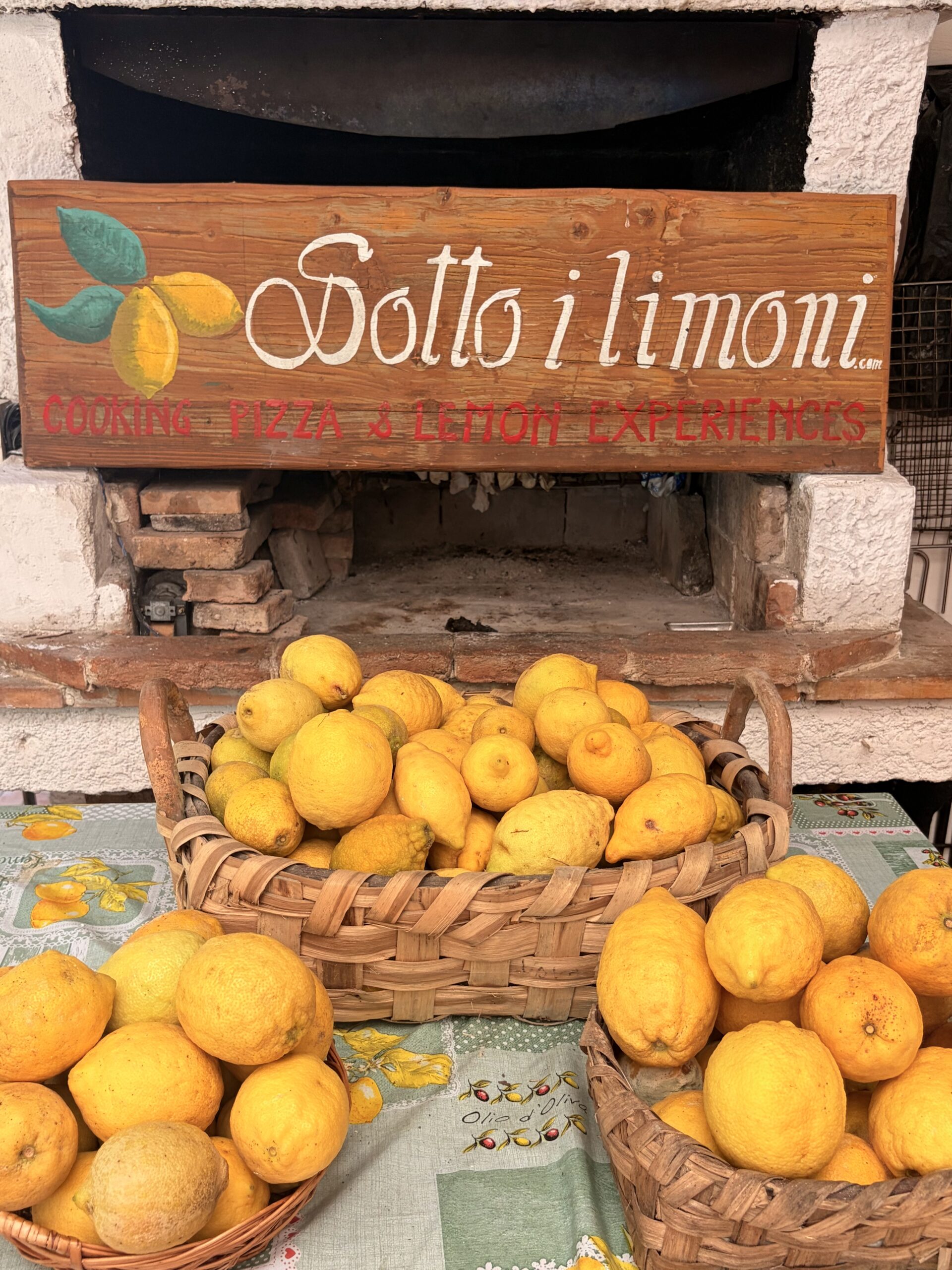 Ceste piene di limoni appena raccolti sotto l&rsquo;insegna di Sotto i Limoni
