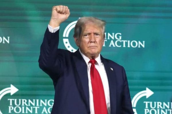 Rechte nennen den Tod von Charlie Kirk ihren »Reichstagsbrand« Donald Trump spricht bei einer Veranstaltung von Turning Point, einer Organisation, die Charlie Kirk in den USA gegründet hat