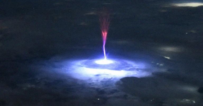 Un étrange éclair rouge capturé depuis l’espace intrigue la NASA