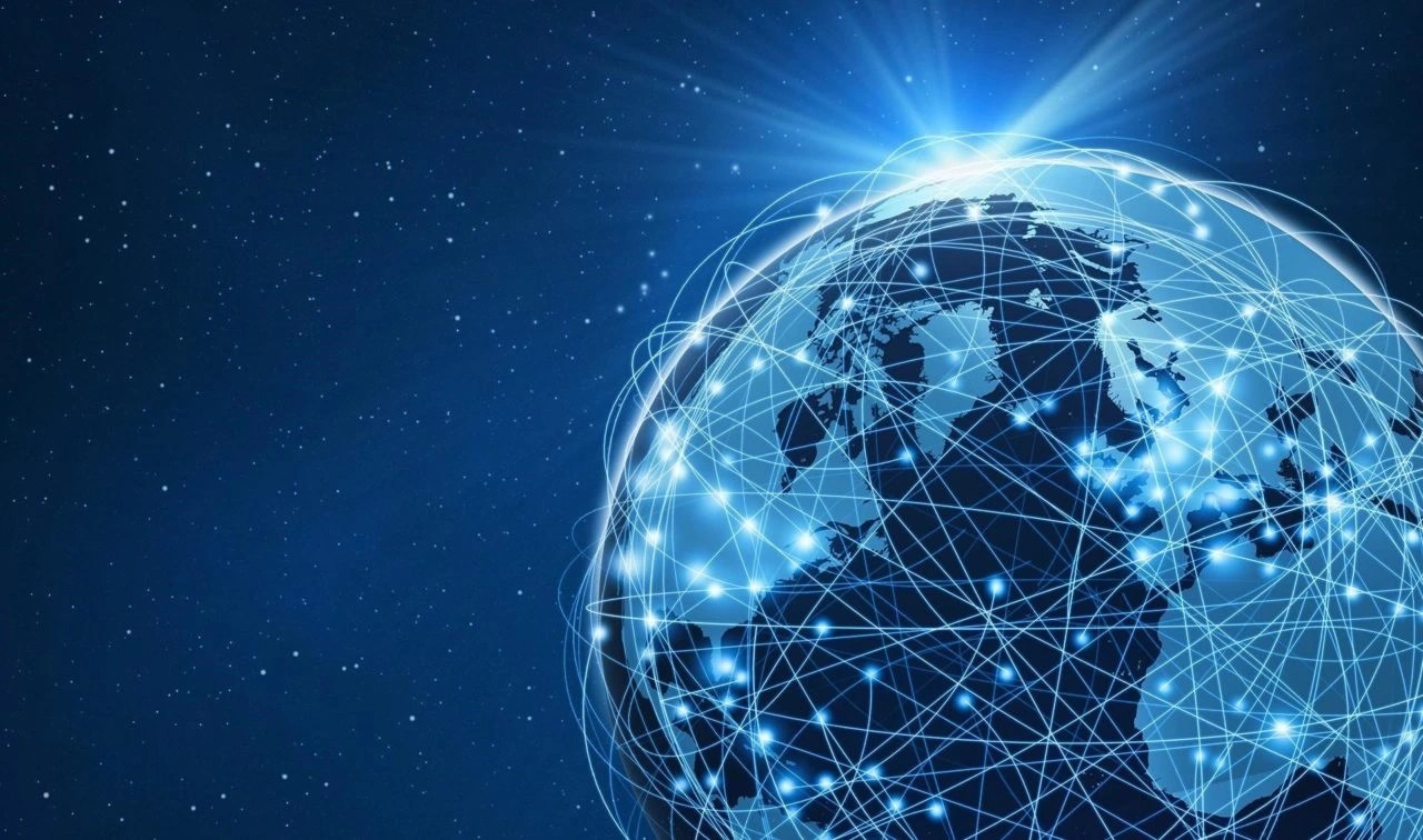 SpaceX franchit un cap inquiétant avec Starlink - “près de 8 000 satellites en orbite basse”