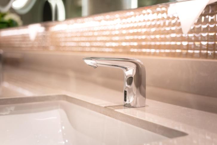 Smart bathroom faucet with sensor