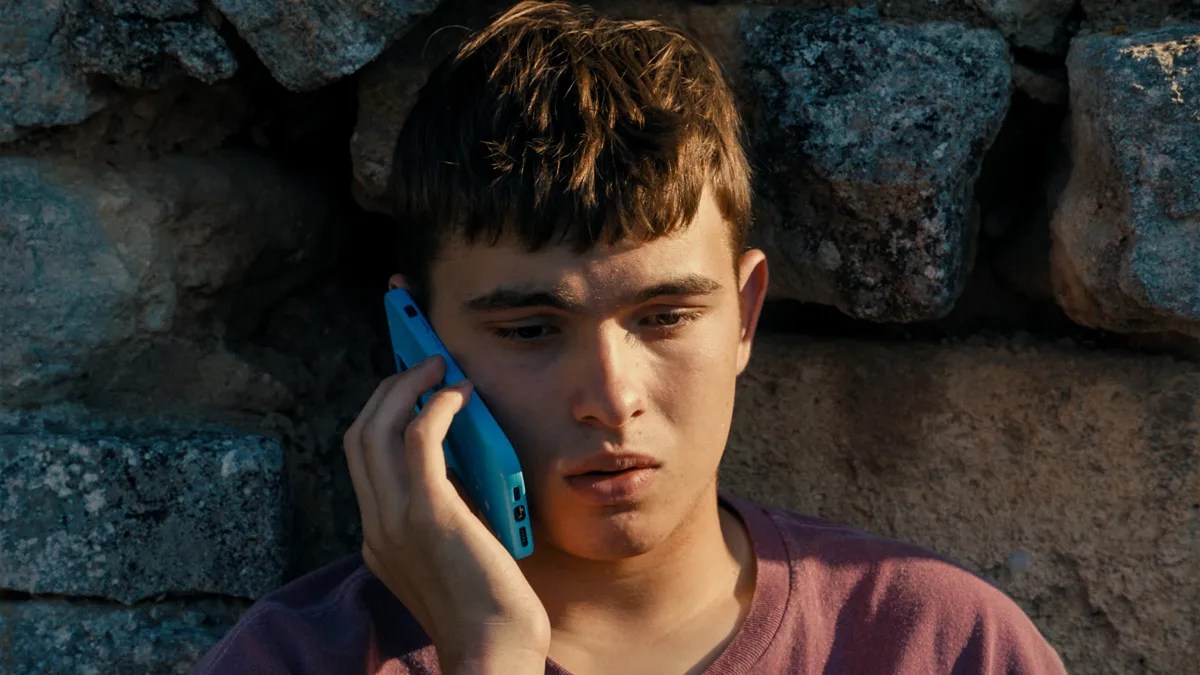 Enzo, recensione: Pierfrancesco Favino è un padre spaventato nell’ondivago dramma famigliare di Robin Campillo Enzo, recensione: Pierfrancesco Favino è un padre spaventato nell’ondivago dramma famigliare di Robin Campillo