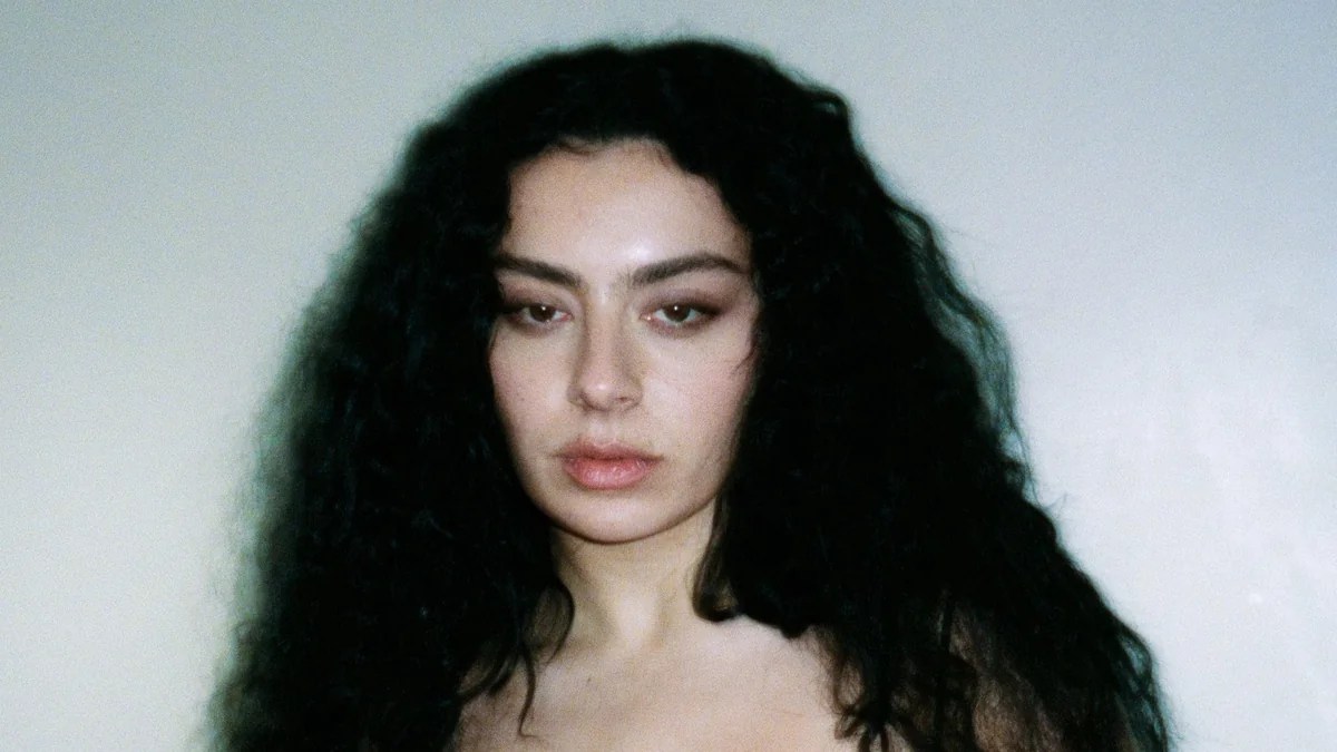 Charlie XCX, il singolo Everything is Romantic nel film Cime tempestose