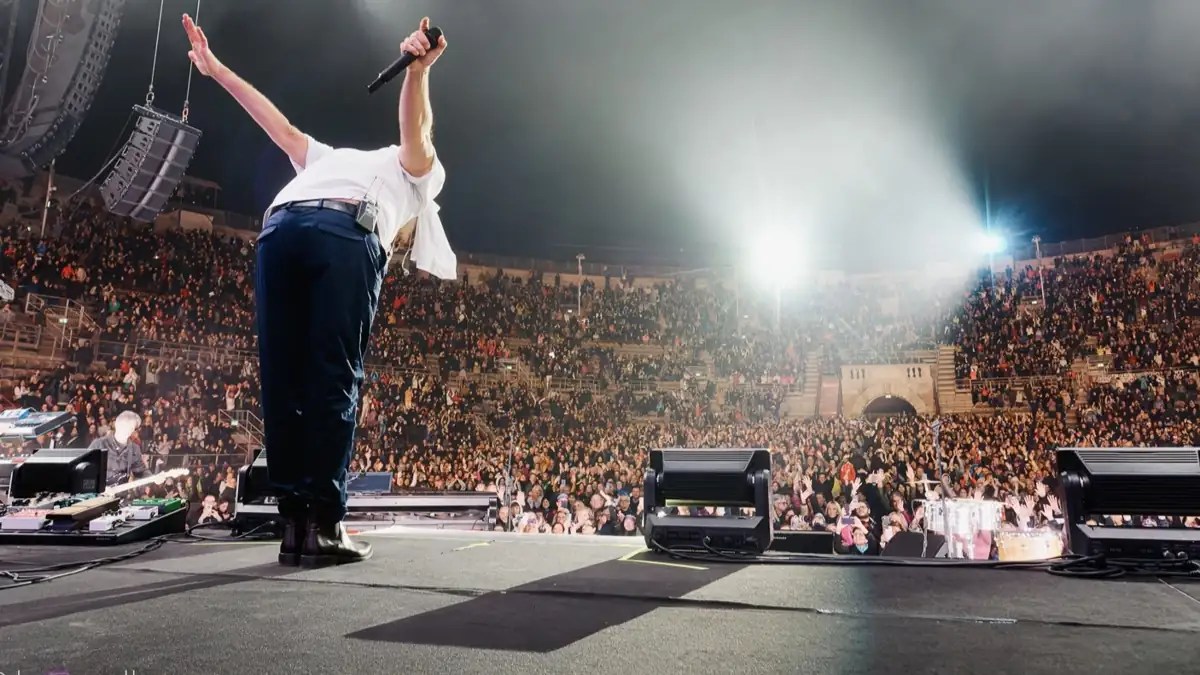 Francesco Gabbani ha chiuso il tour all’Arena di Verona con tanti ospiti