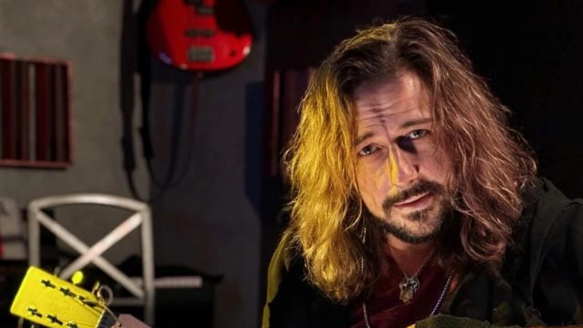 Simone Tomassini torna con il singolo Se ci credo è colpa tua