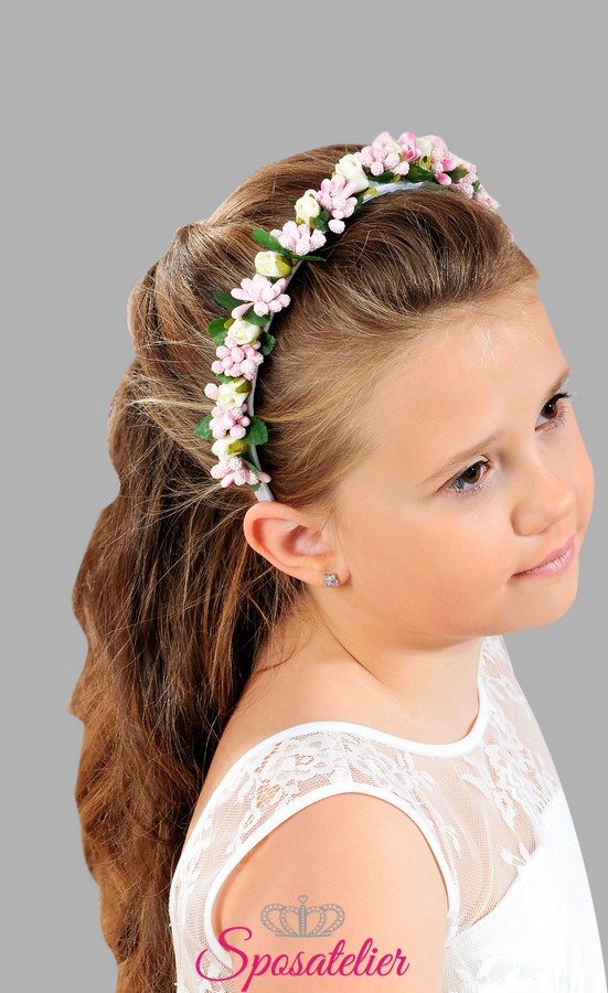 Le bambine specialmente amano portare i capelli lunghi e magari adornati da qualche piccolo fermaglio; cerchietto di fiori per bambina per la prima comunione