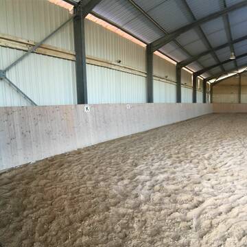 Freie plätze im offenstall, pferdestall oder der reitanlage kostenlos anbieten. Offenstall mit Halle fÃ¼r Gangpferde mit freien