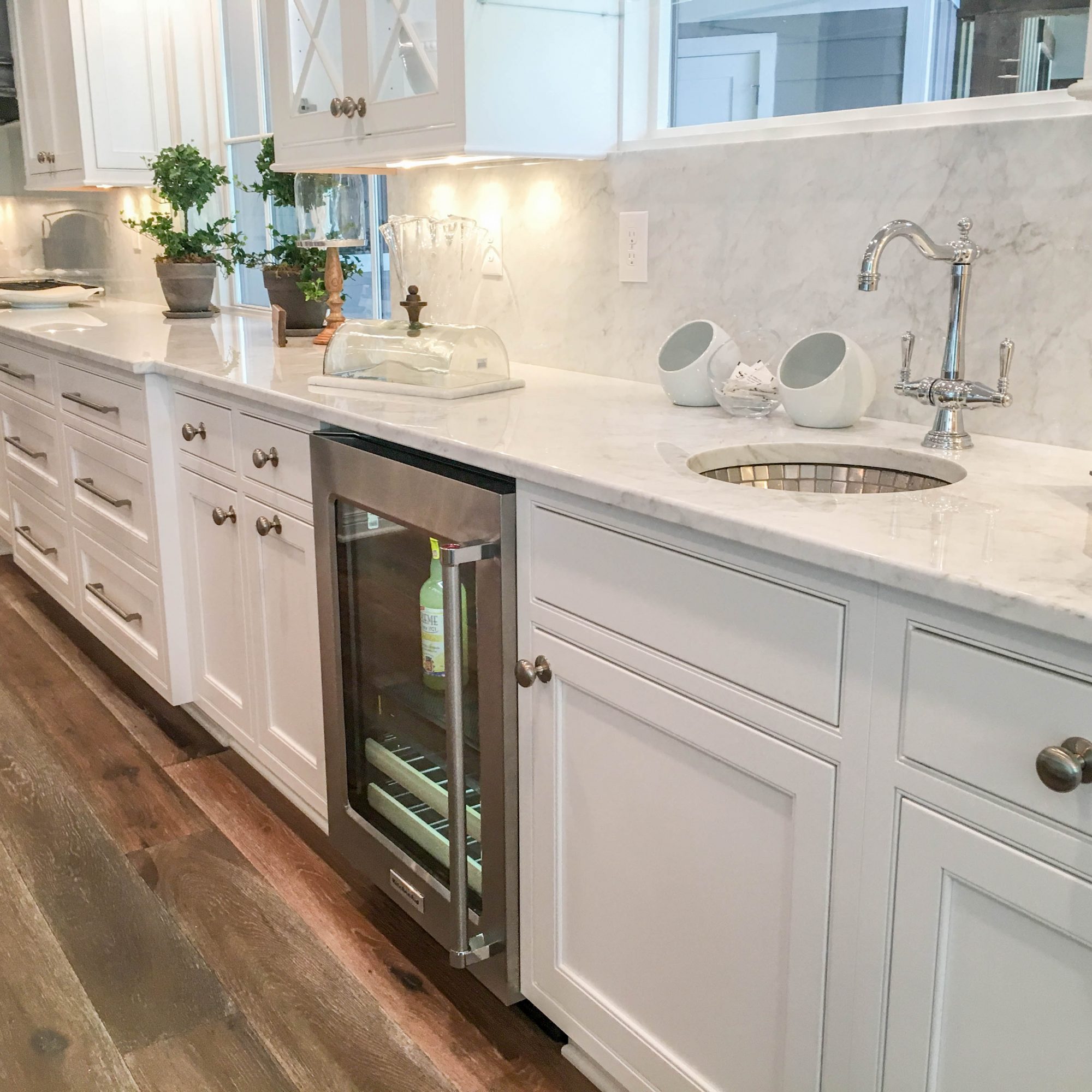 white marble kitchen