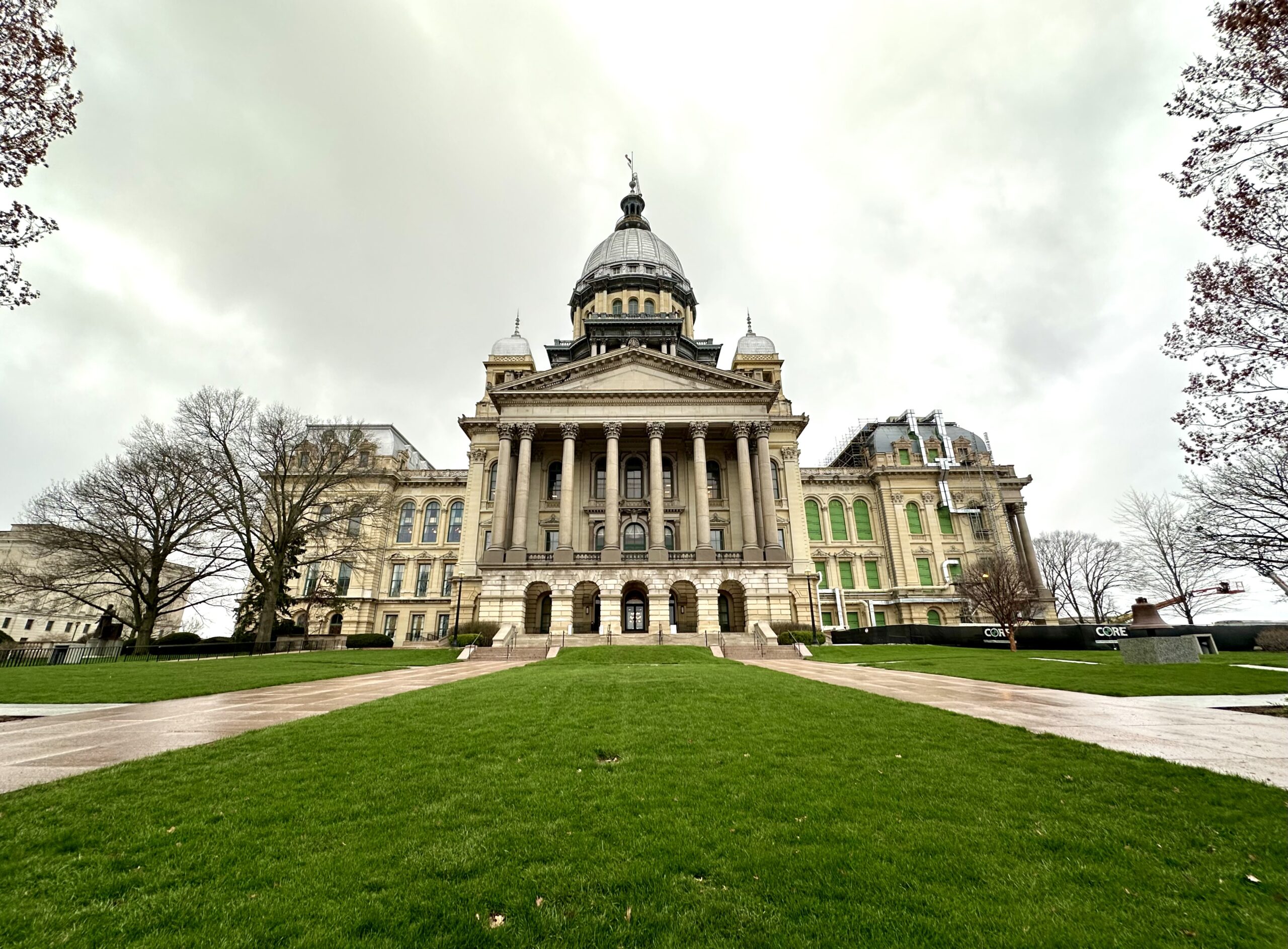 wide angle photo of the Illinois capitol in Springfield