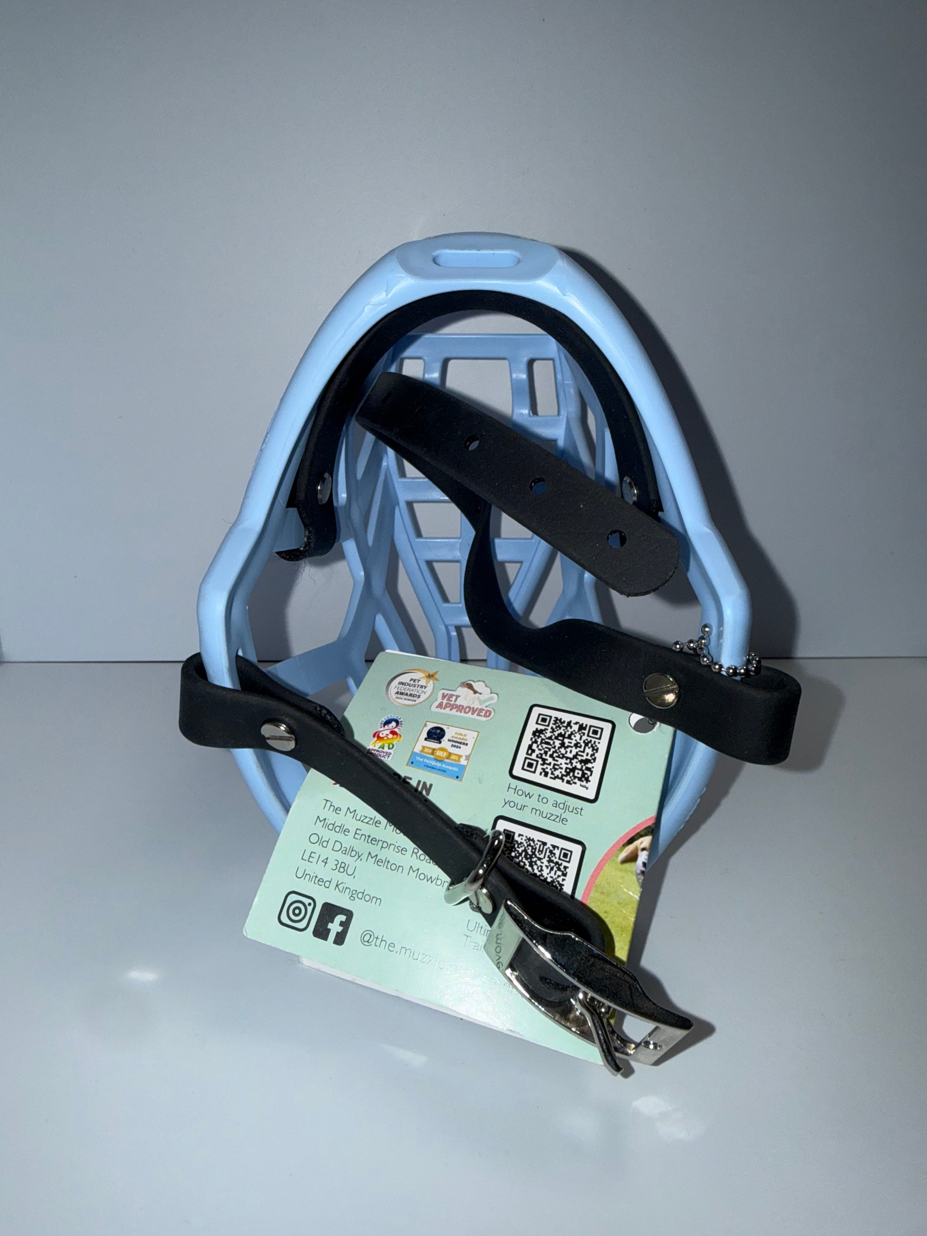 MUZZLE MOVEMENT NELI BABY BLUE Z CZARNYMI PASKAMI