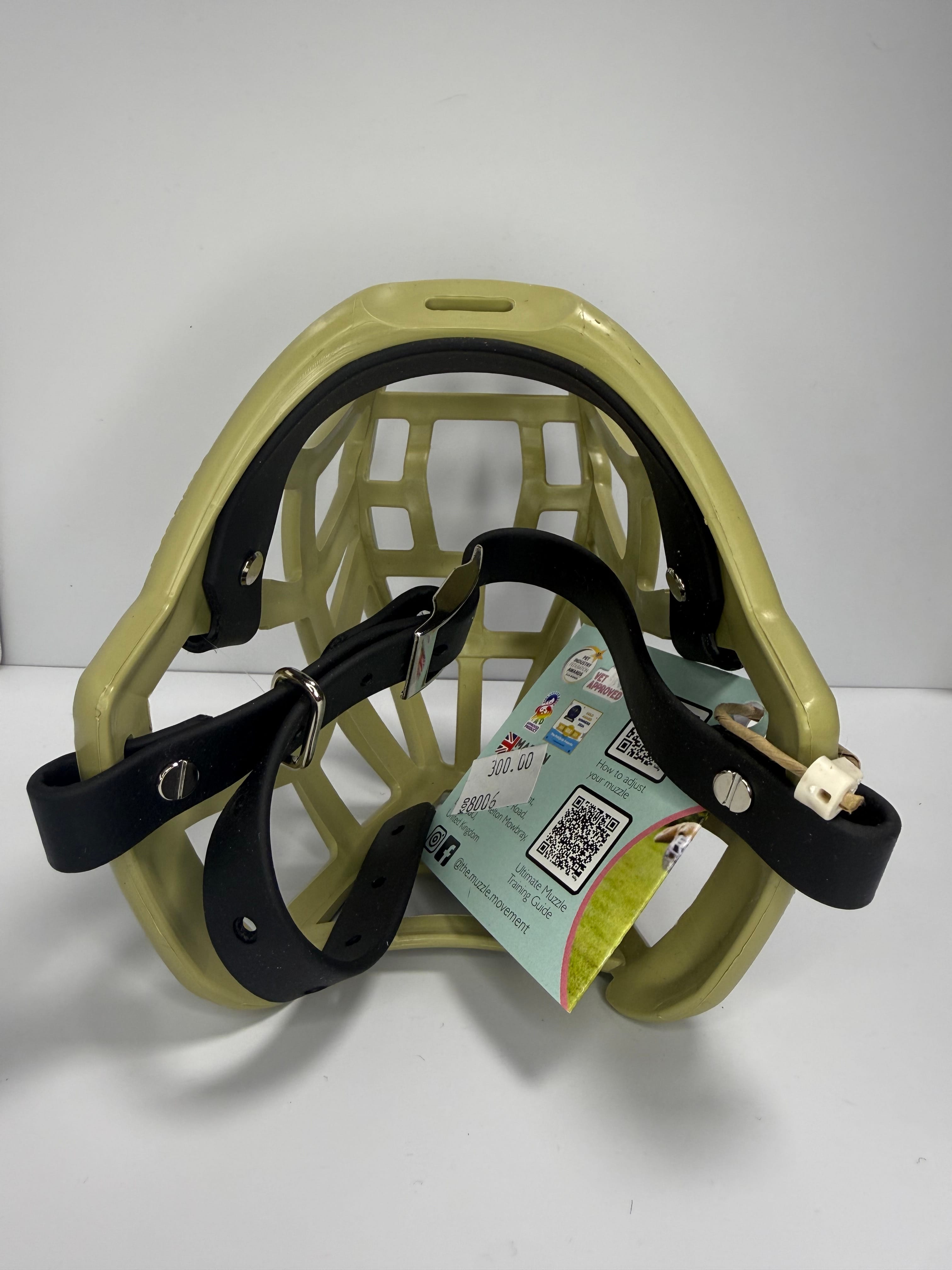 Muzzle Movement Kaganiec Tolly Khaki Green z Czarnymi Paskami – Lekki Kaganiec Fizjologiczny dla Psa.