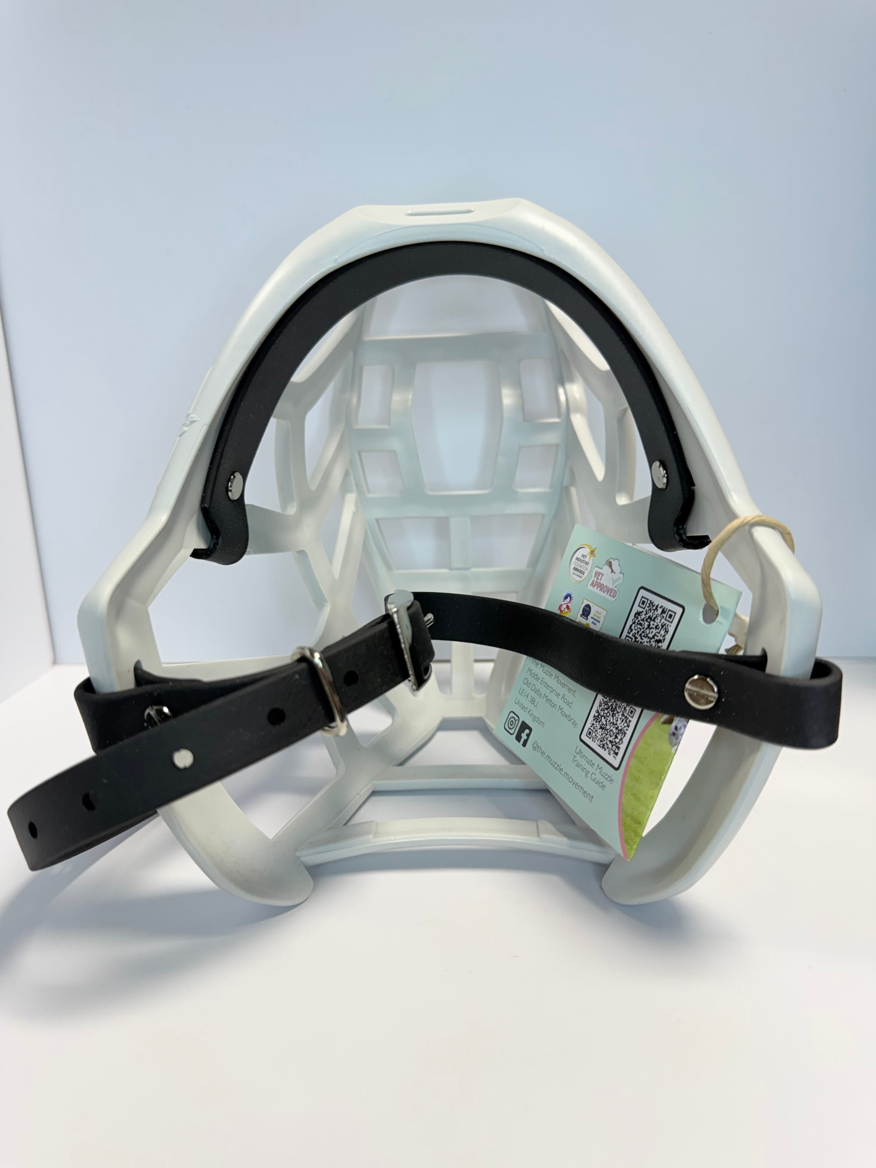 Muzzle Movement Kaganiec Sunny Grey z Czarnymi Paskami – Lekki Kaganiec Fizjologiczny dla Psa.