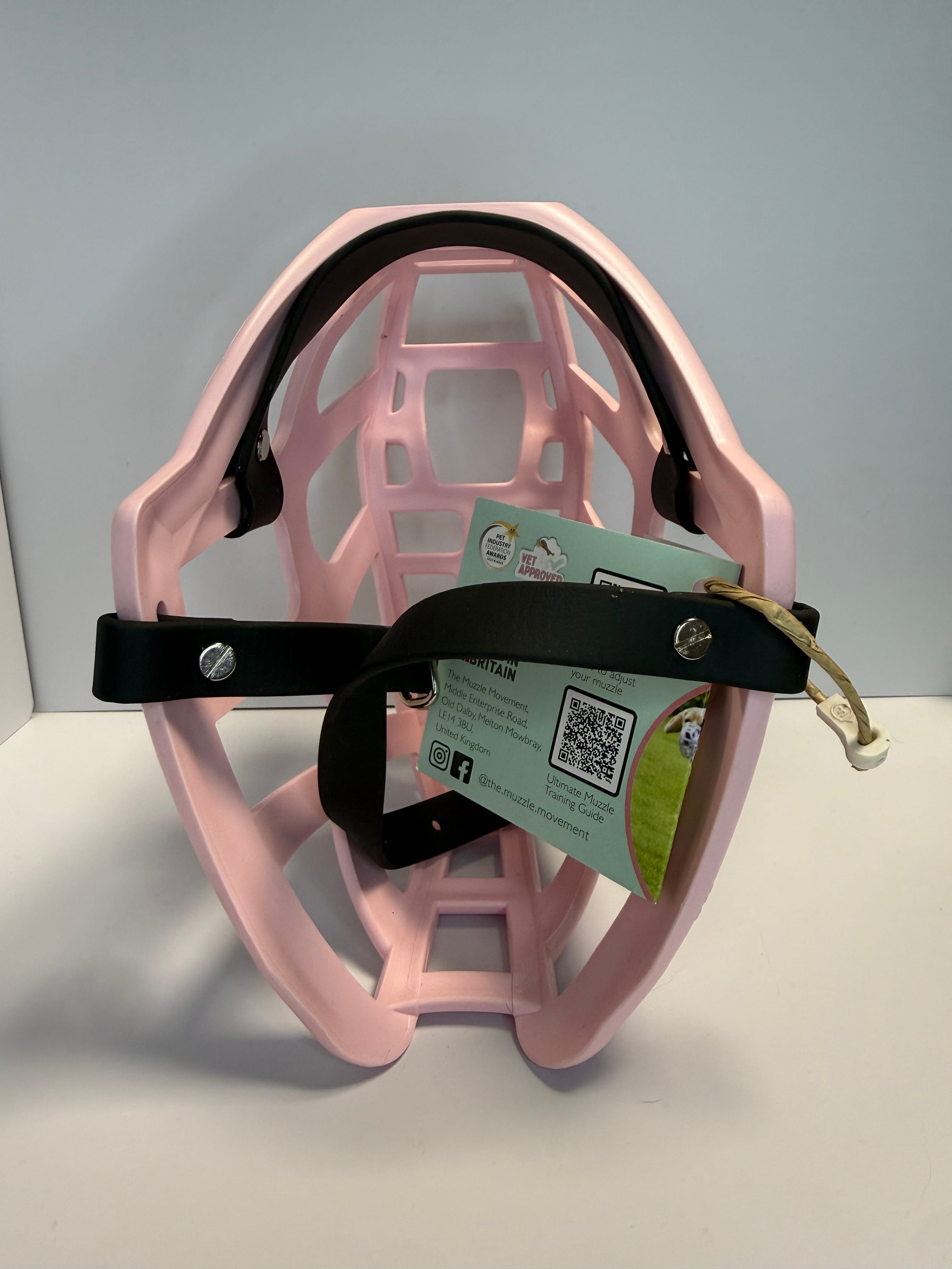 Muzzle Movement Kaganiec Taz Pink z Czarnymi Paskami – Lekki Kaganiec Fizjologiczny dla Psa