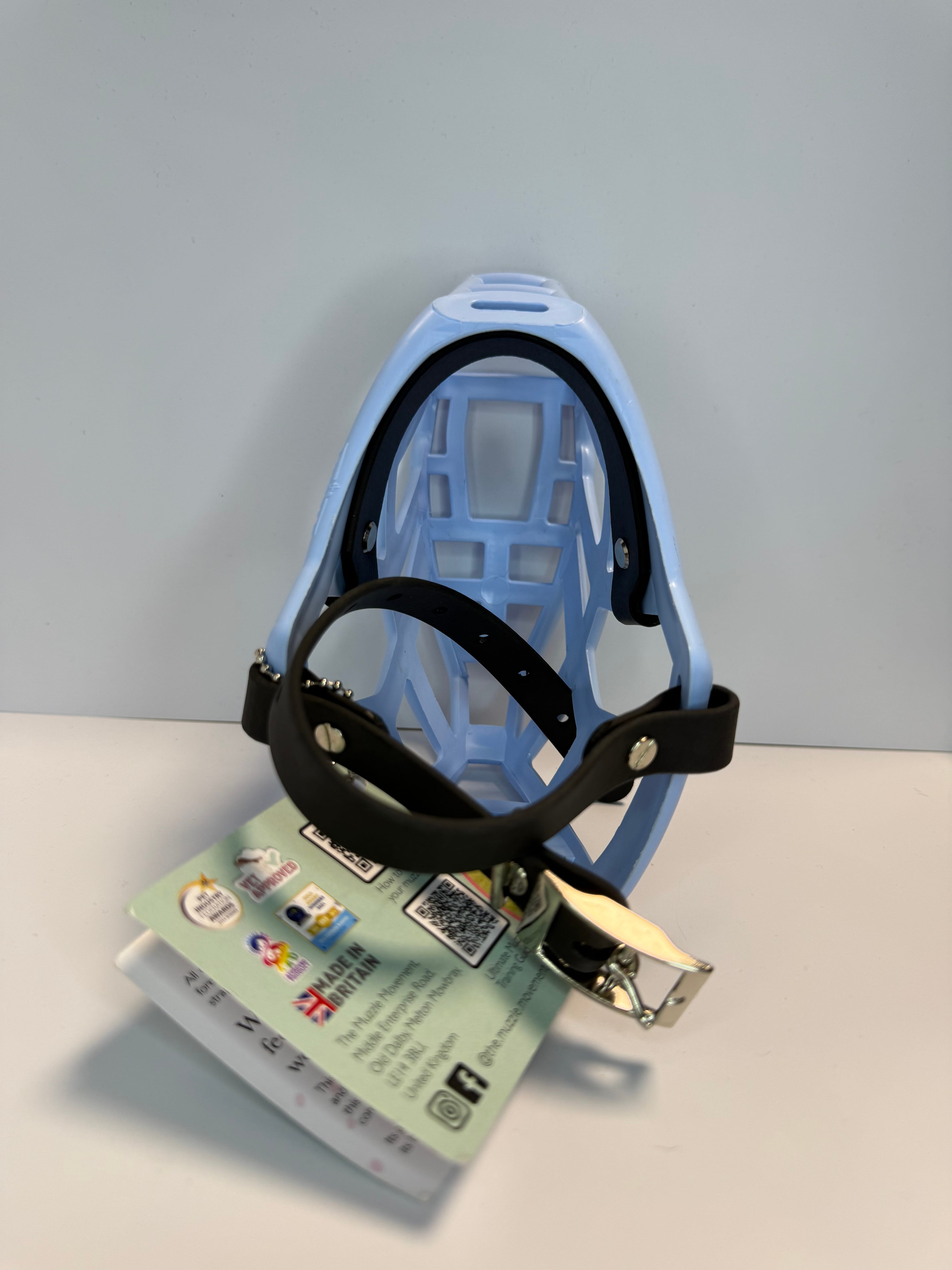 Muzzle Movement Kaganiec Rex Baby Blue z Czarnymi Paskami – Lekki Kaganiec Fizjologiczny dla Psa.