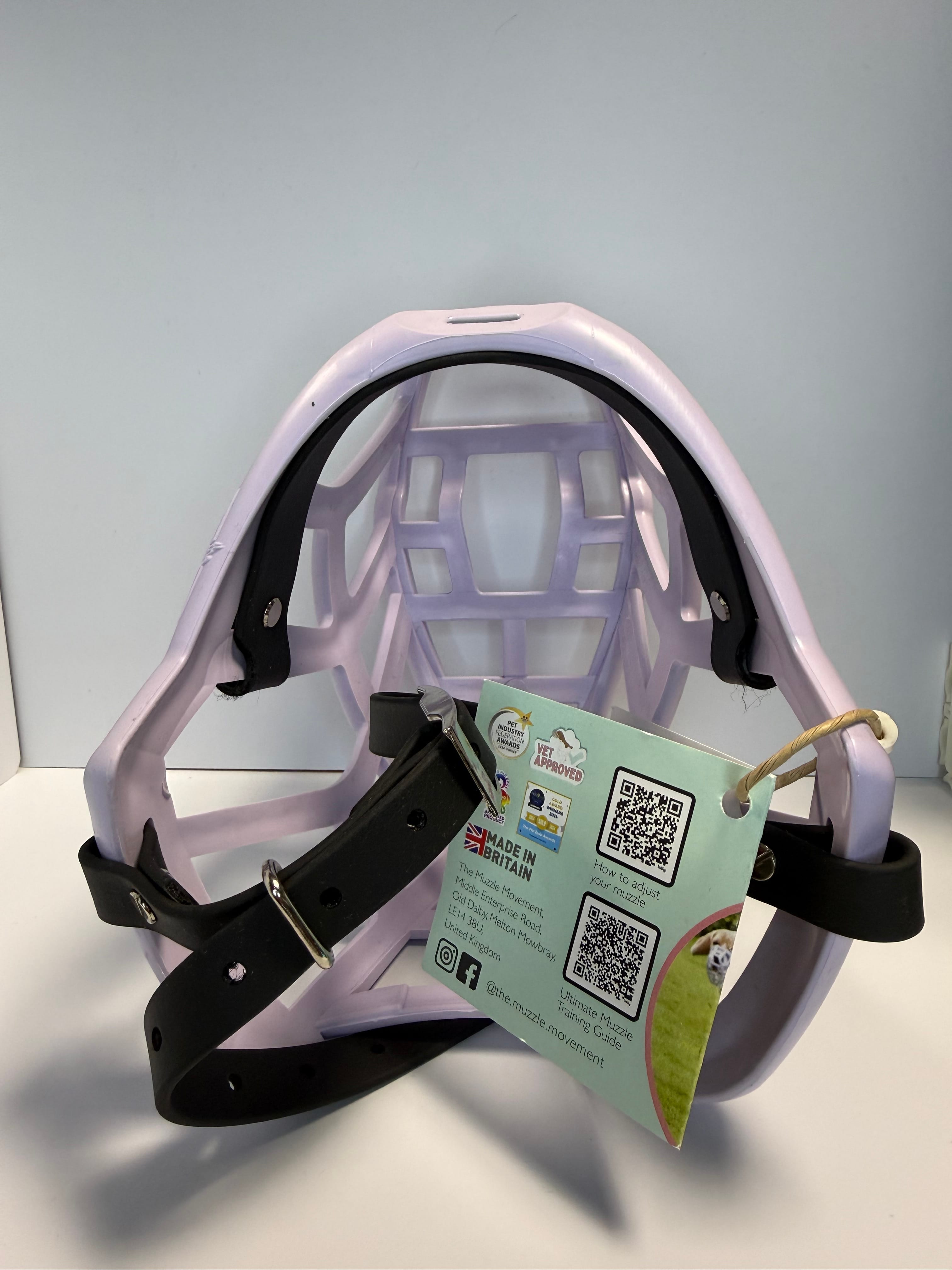 Muzzle Movement Kaganiec Sunny Lilac z Czarnymi Paskami – Lekki Kaganiec Fizjologiczny dla Psa.