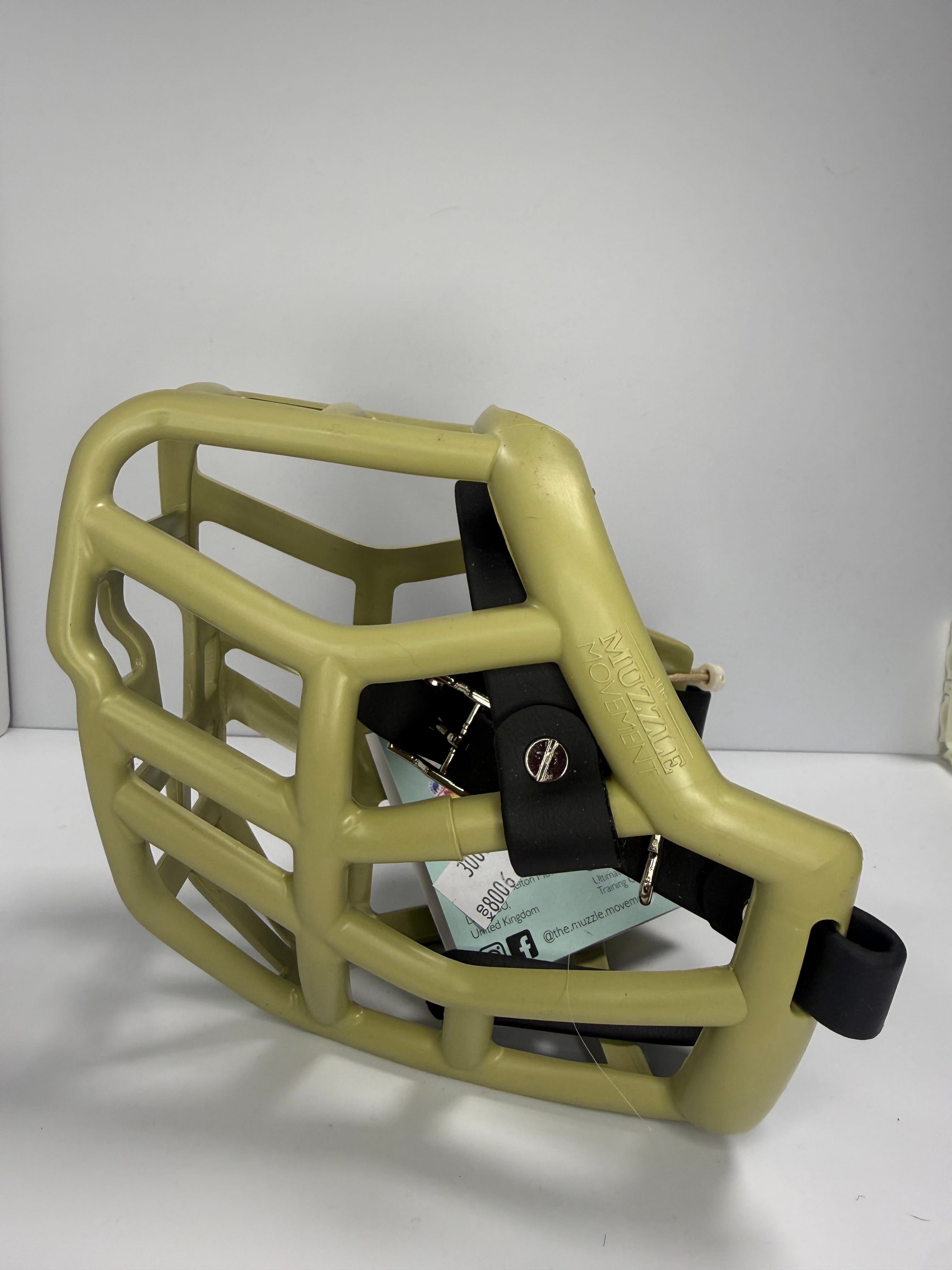 Muzzle Movement Kaganiec Tolly Khaki Green z Czarnymi Paskami – Lekki Kaganiec Fizjologiczny dla Psa.
